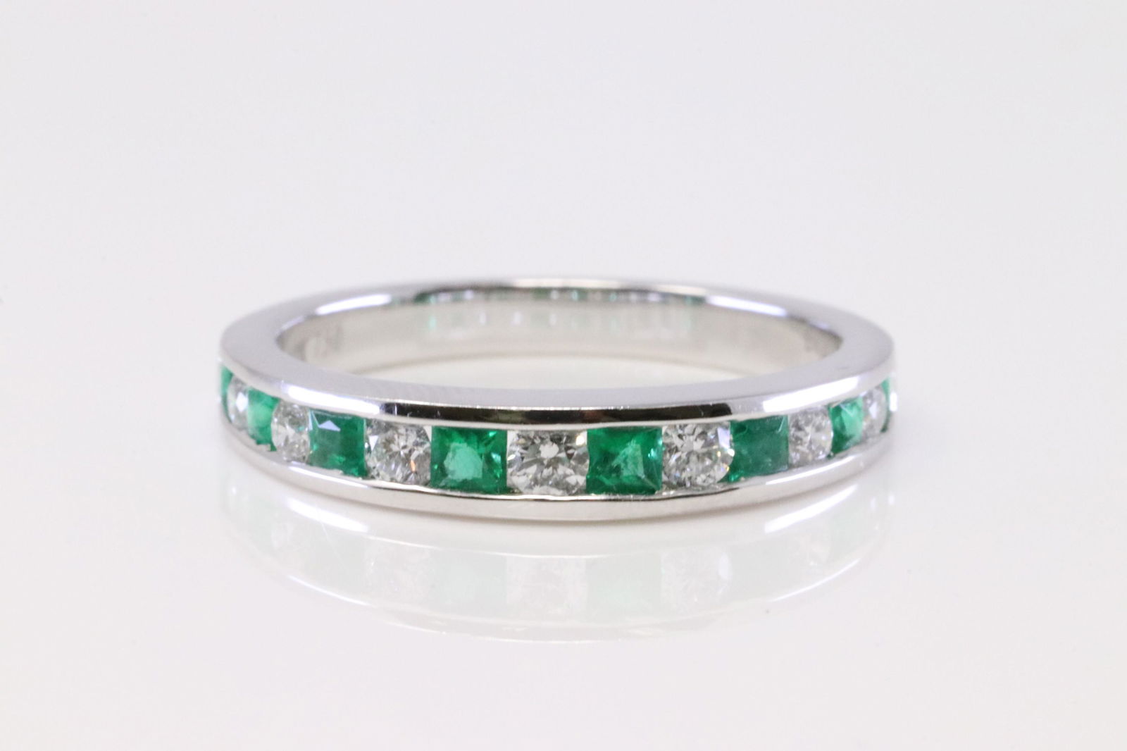 18Kt White Gold Emerald / Diamond Ring. (1 of 4)