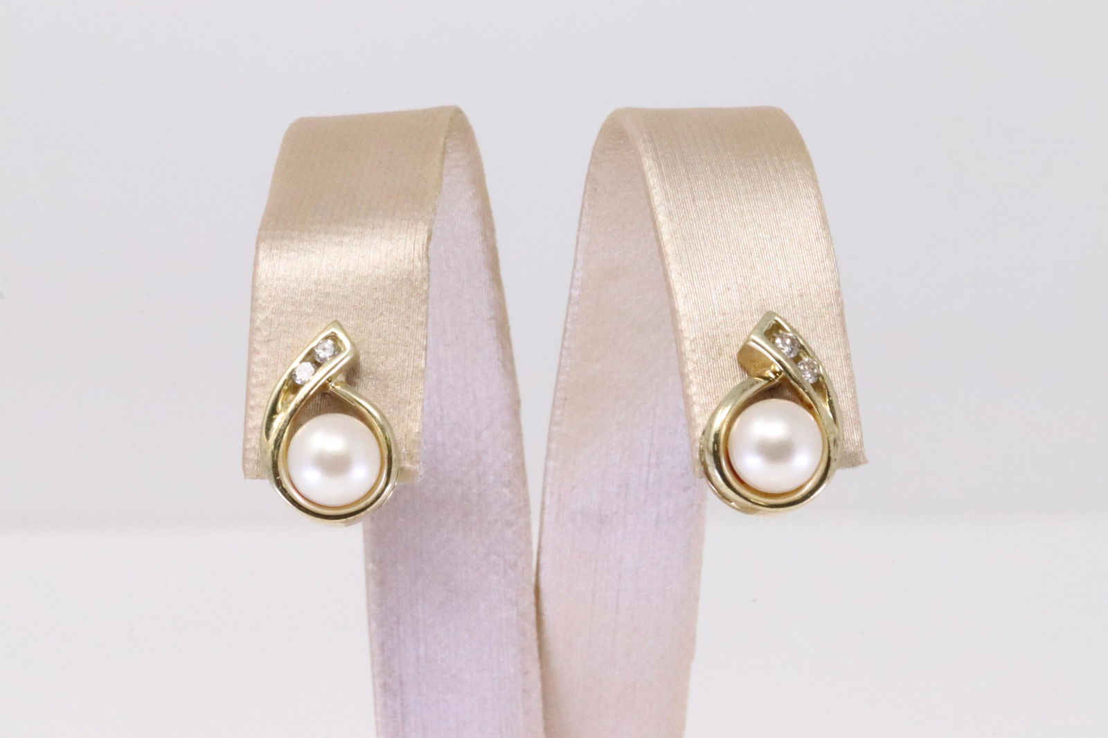 Pearl & Diamond Earring 10Kt. (1 of 4)