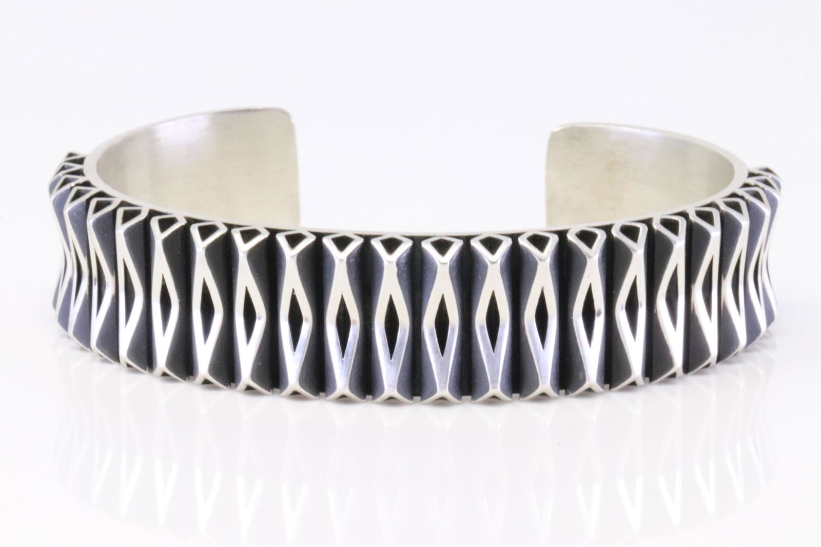 Native America Navajo Handmade Sterling Silver Cuff Bracelet By L.Tahe. (1 of 4)