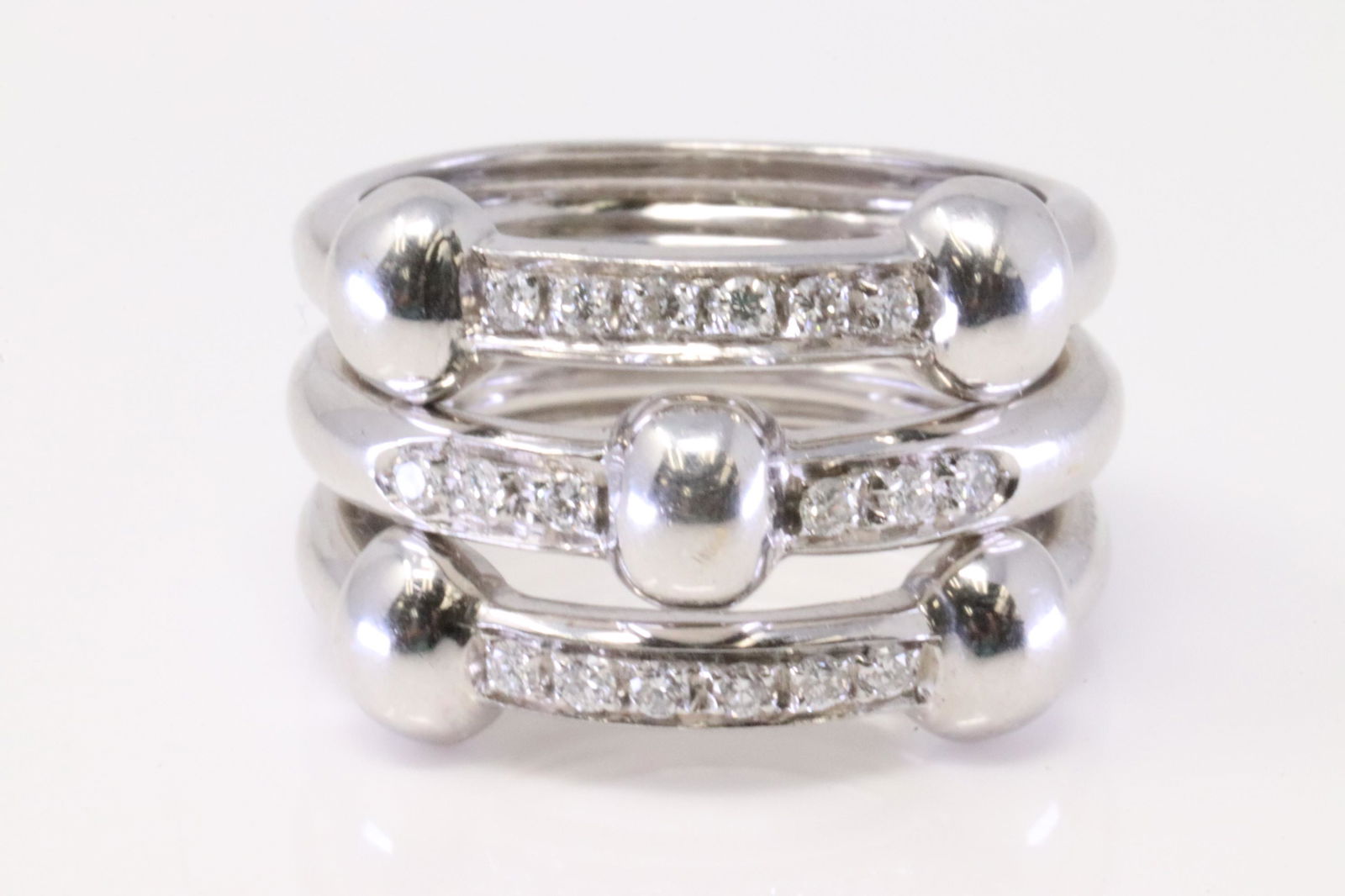 18Kt White Gold Diamond Ring. (1 of 4)