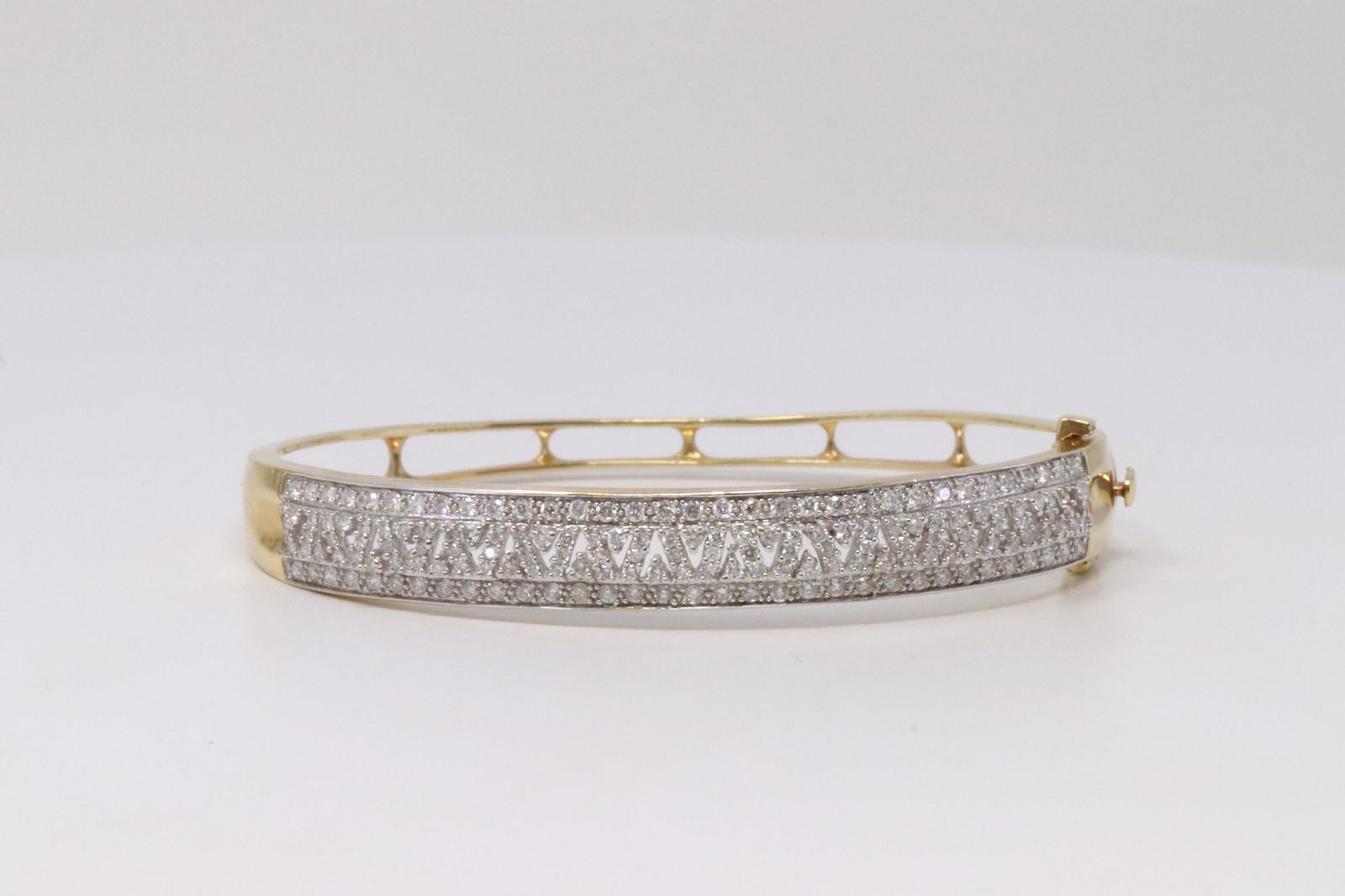 14kt Yellow Gold Diamond Bracelet. (1 of 5)