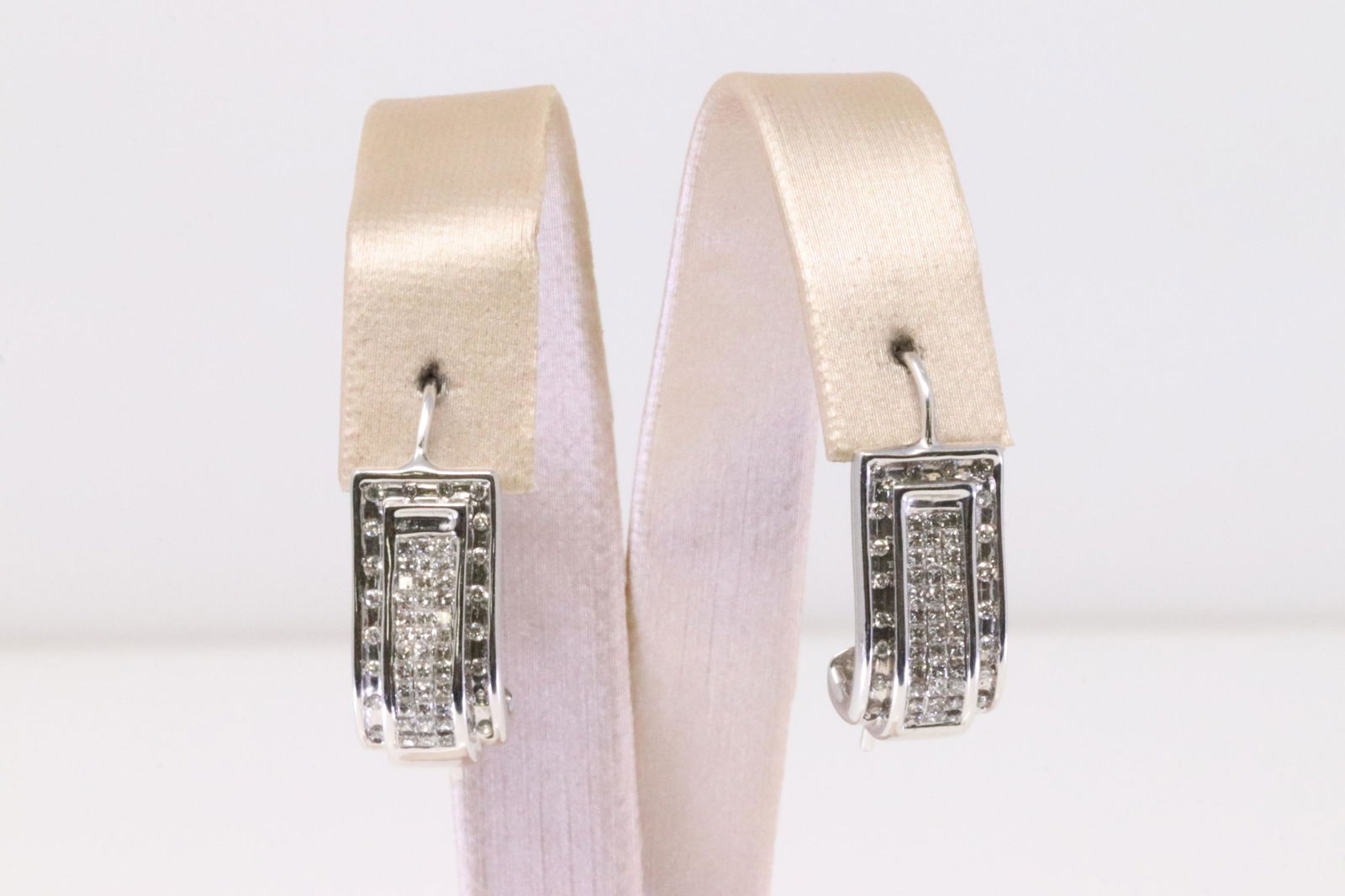 14Kt White Gold Diamond Earring. (1 of 4)