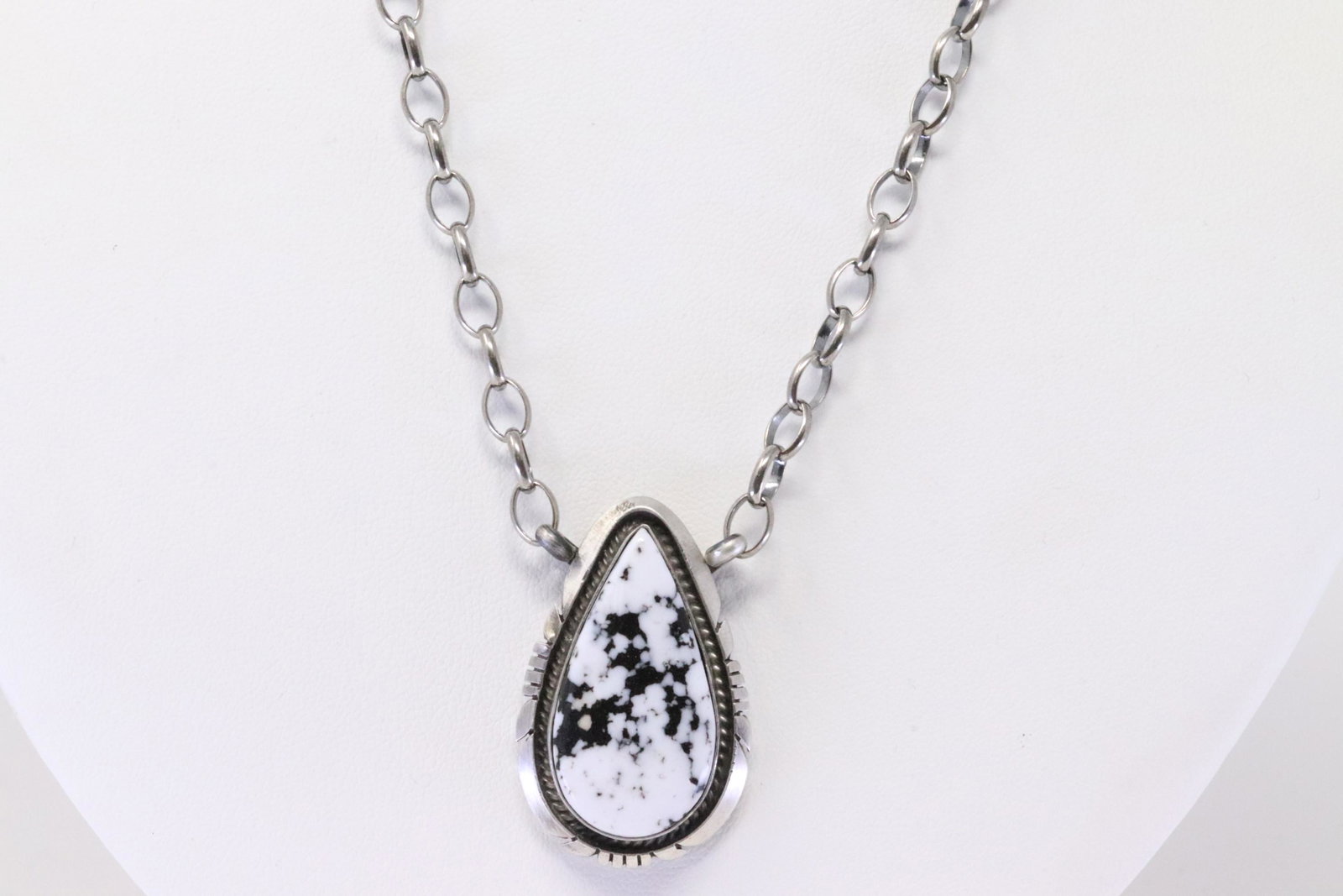 Native American Navajo Handmade Sterling Silver White Stone Necklace By Alfred Martinez.: This is a Native American Navajo Handmade Sterling Silver White Stone Necklace By Alfred Martinez. Necklace length: 16.00'