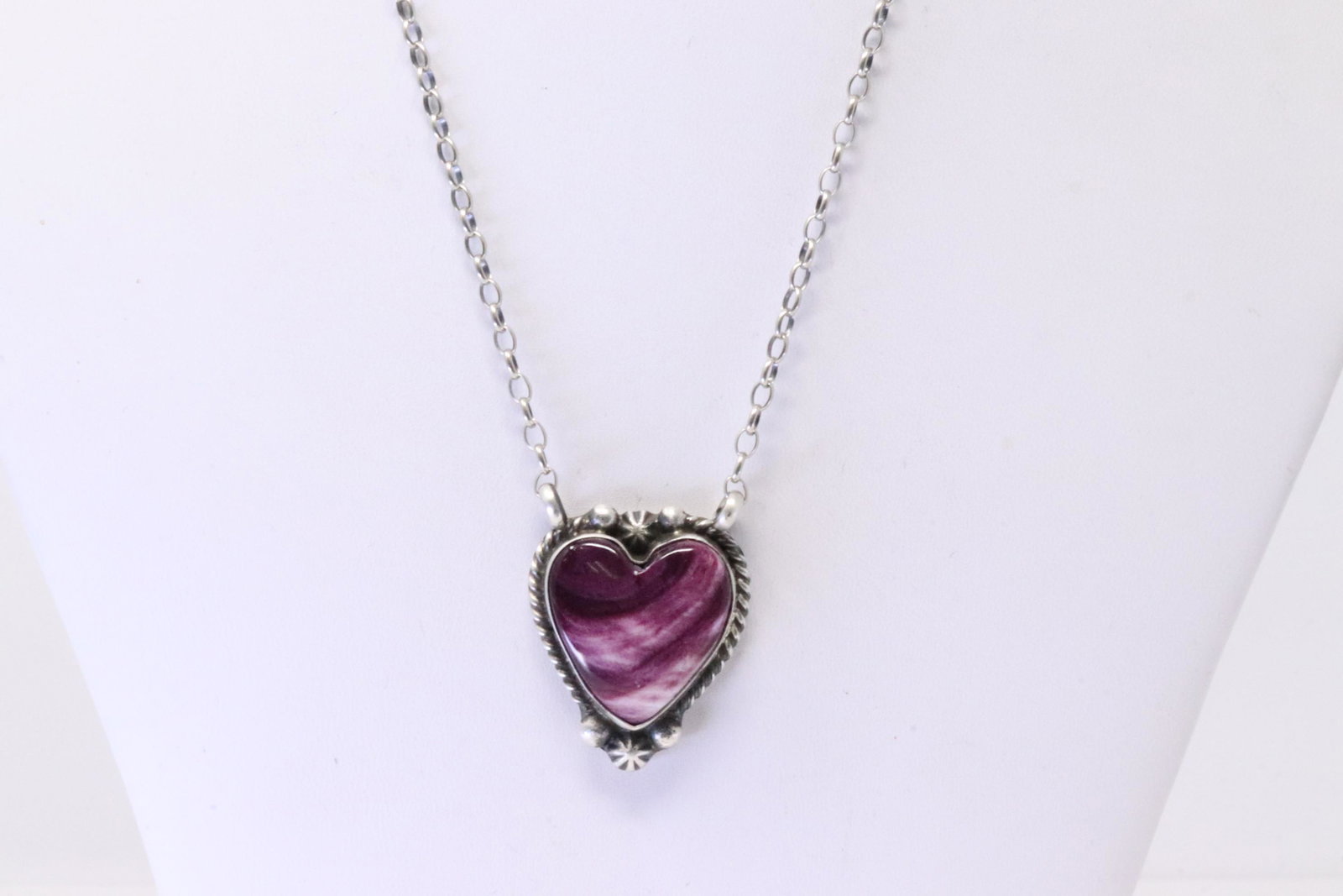 Native America Navajo Handmade Sterling Silver Purple Spiny Oyster Heart Necklace By Alfred: This is a Native America Navajo Handmade Sterling Silver Purple Spiny Oyster Heart Necklace By Alfred Martinez. Necklace length: 16.00"