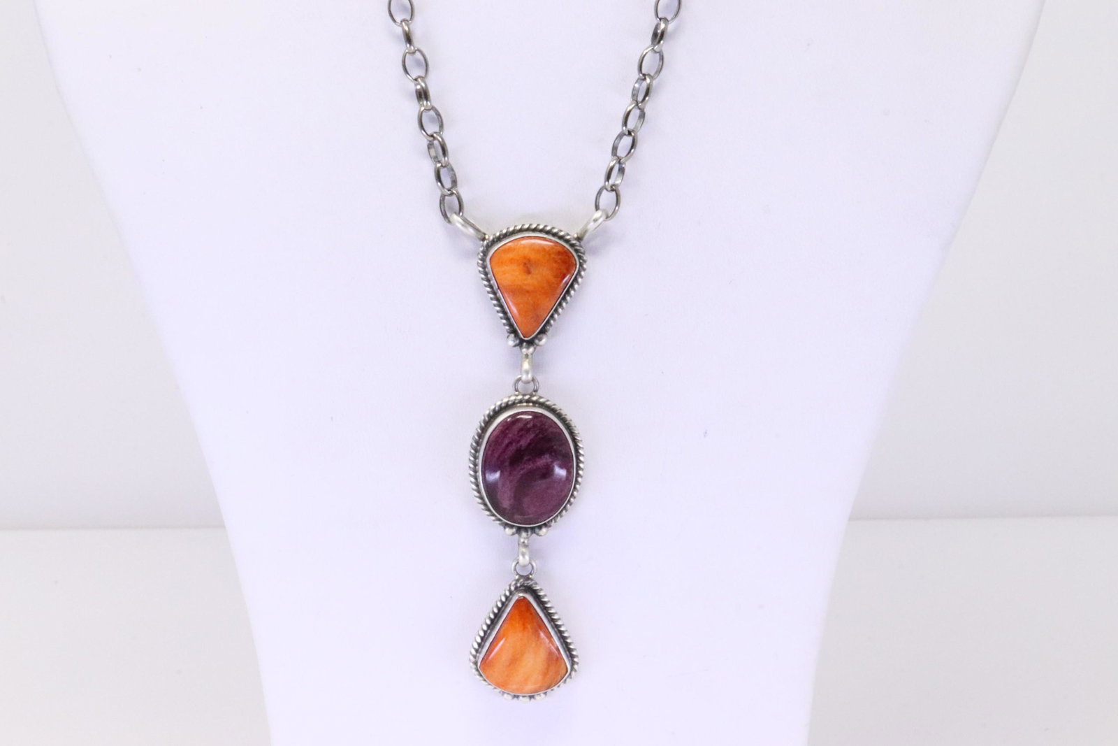 Native American Navajo Handmade Sterling Silver Spiny Oyster Necklace By Alfred Martinez.: This is a Native American Navajo Handmade Sterling Silver Spiny Oyster Necklace By Alfred Martinez. Necklace length: 16.00"