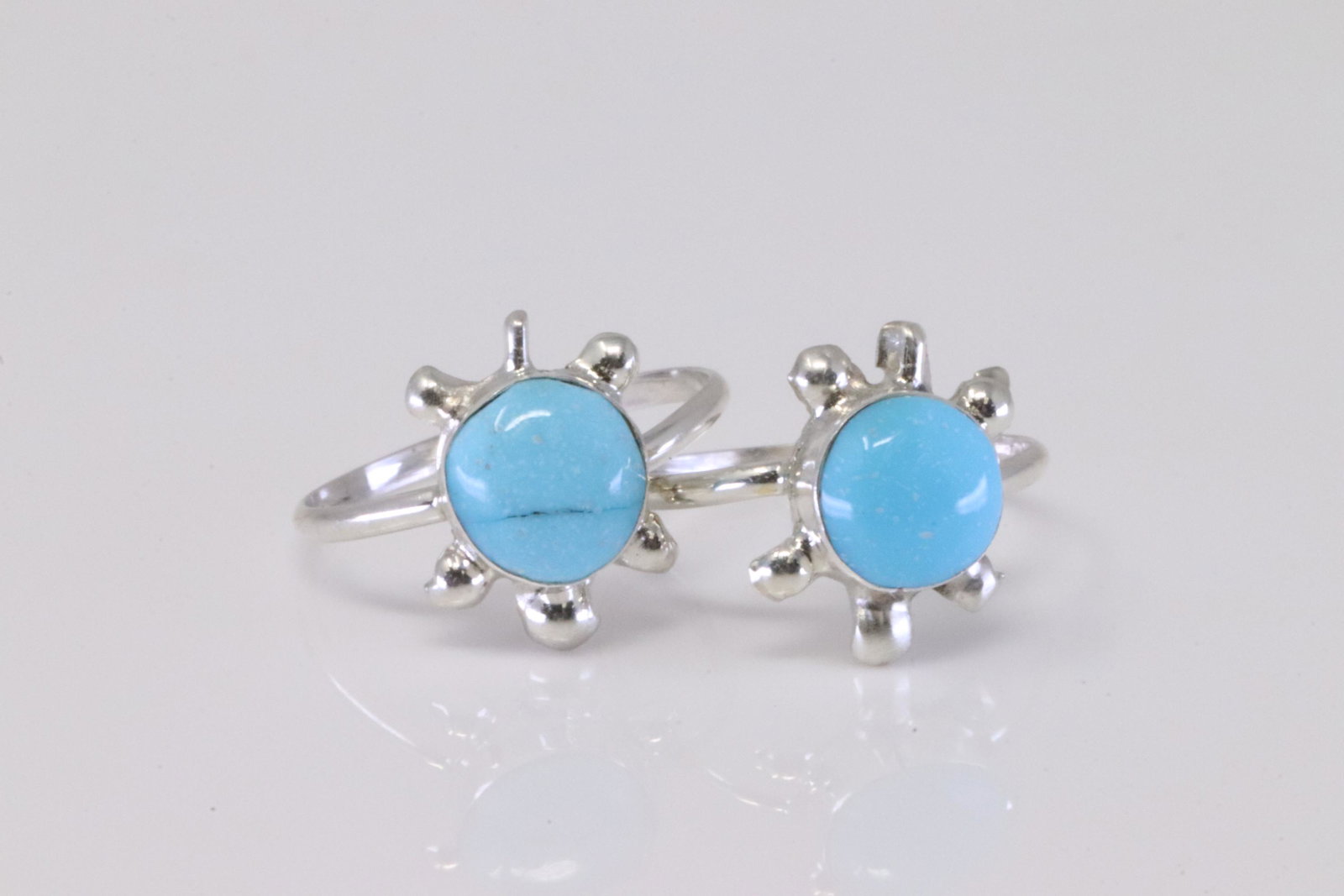 Native America Zuni Handmade Sterling Silver Turqouise Turtle Ring Set By Richard & Trista Slow.: This is a Native America Zuni Handmade Sterling Silver Turqouise Turtle Ring Set By Richard & Trista Slow. Ring's size: 4.00. Both.