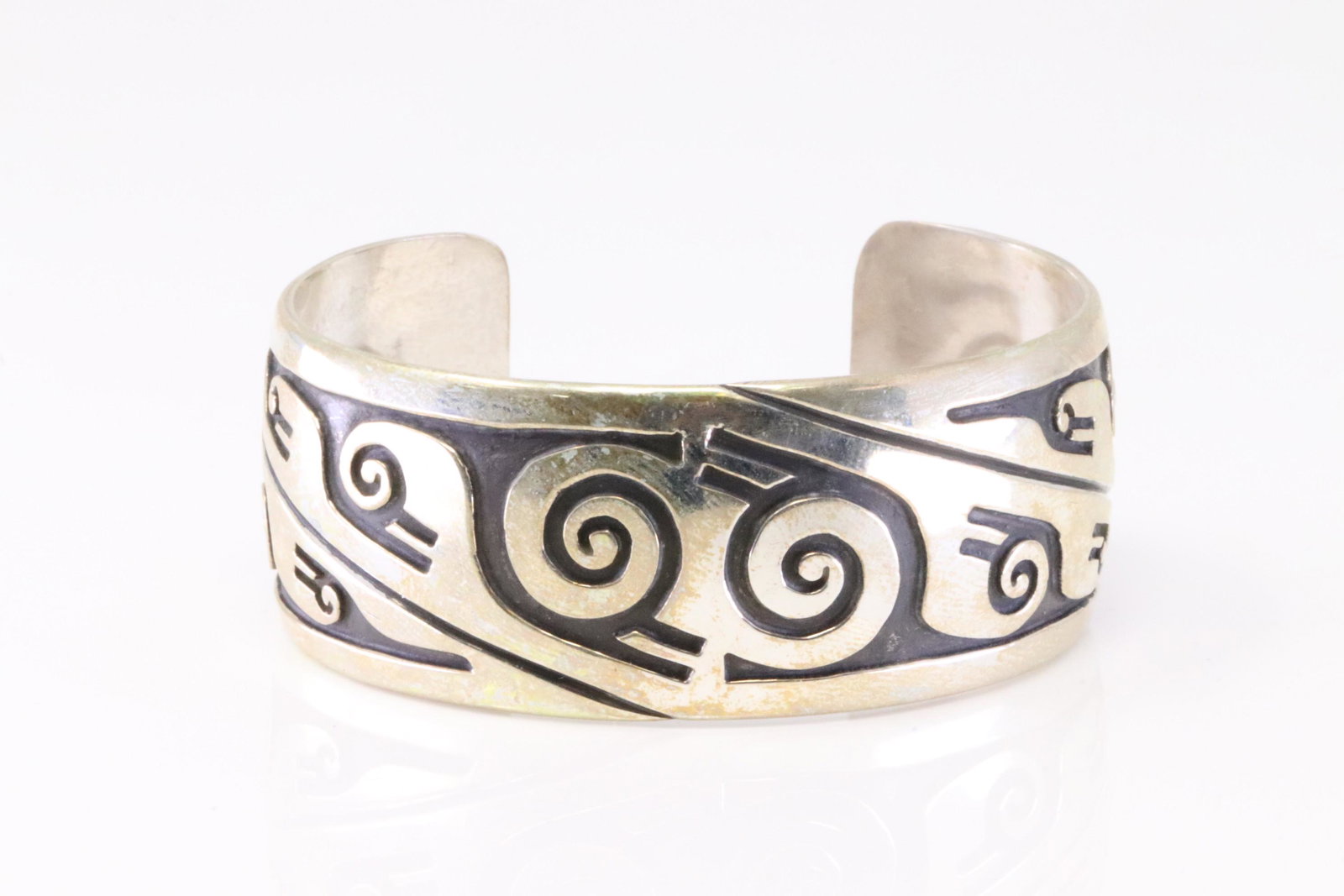 Native America Navajo Sterling Silver Signed Bracelet By Rosco Scott.: This is a Native America Navajo Sterling Silver Signed Bracelet By Rosco Scott.