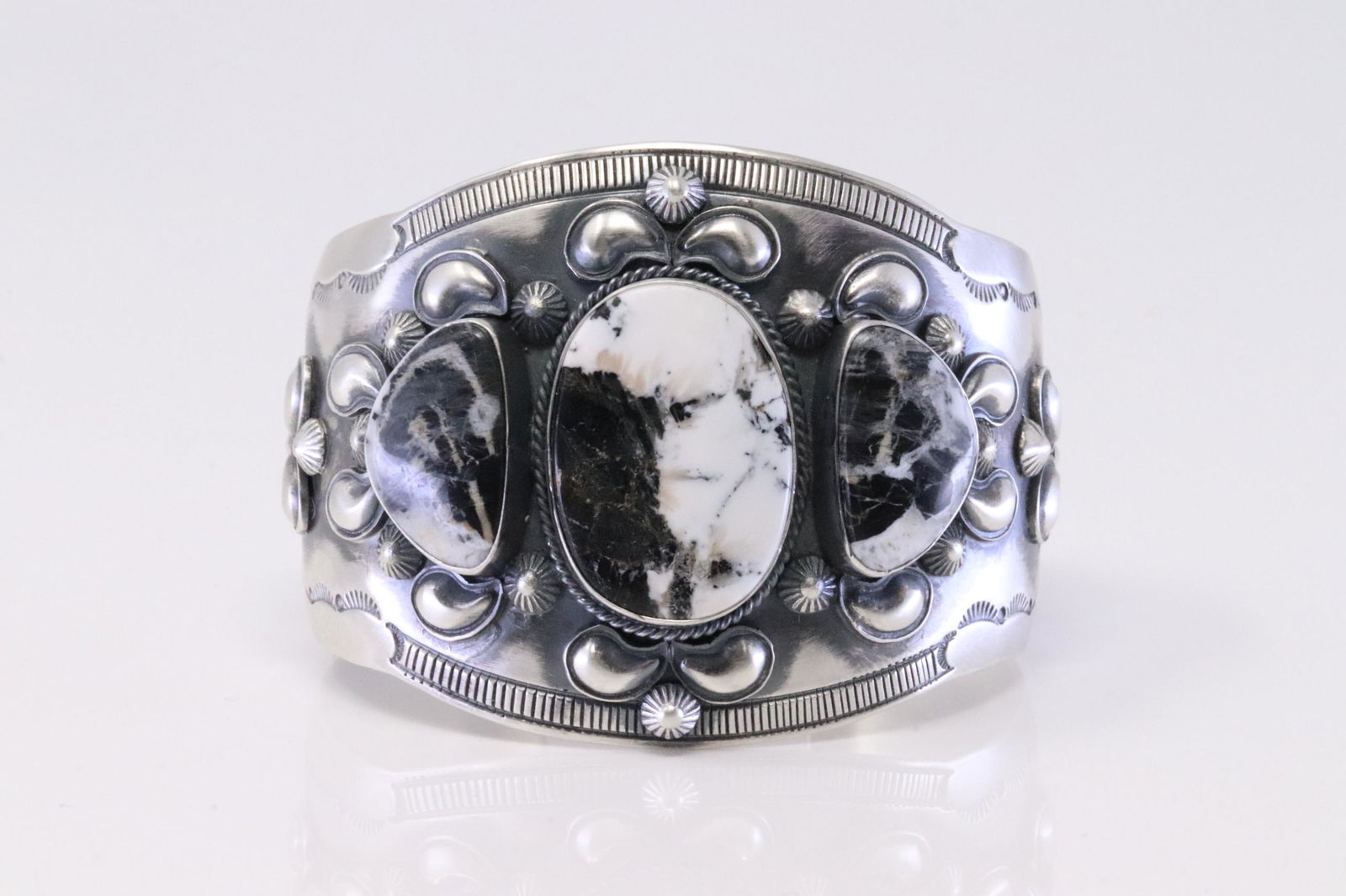 Native America Navajo Sterling Silver White Buffalo Bracelet Cuff By Errick. (1 of 4)