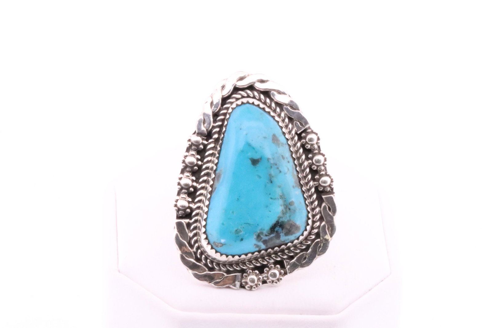 Native America Navajo Sterling Silver Turquoise Ring By Leslie Nez.: This is a Native America Navajo Sterling Silver Turquoise Ring By Leslie Nez. Ring size: 9.25.