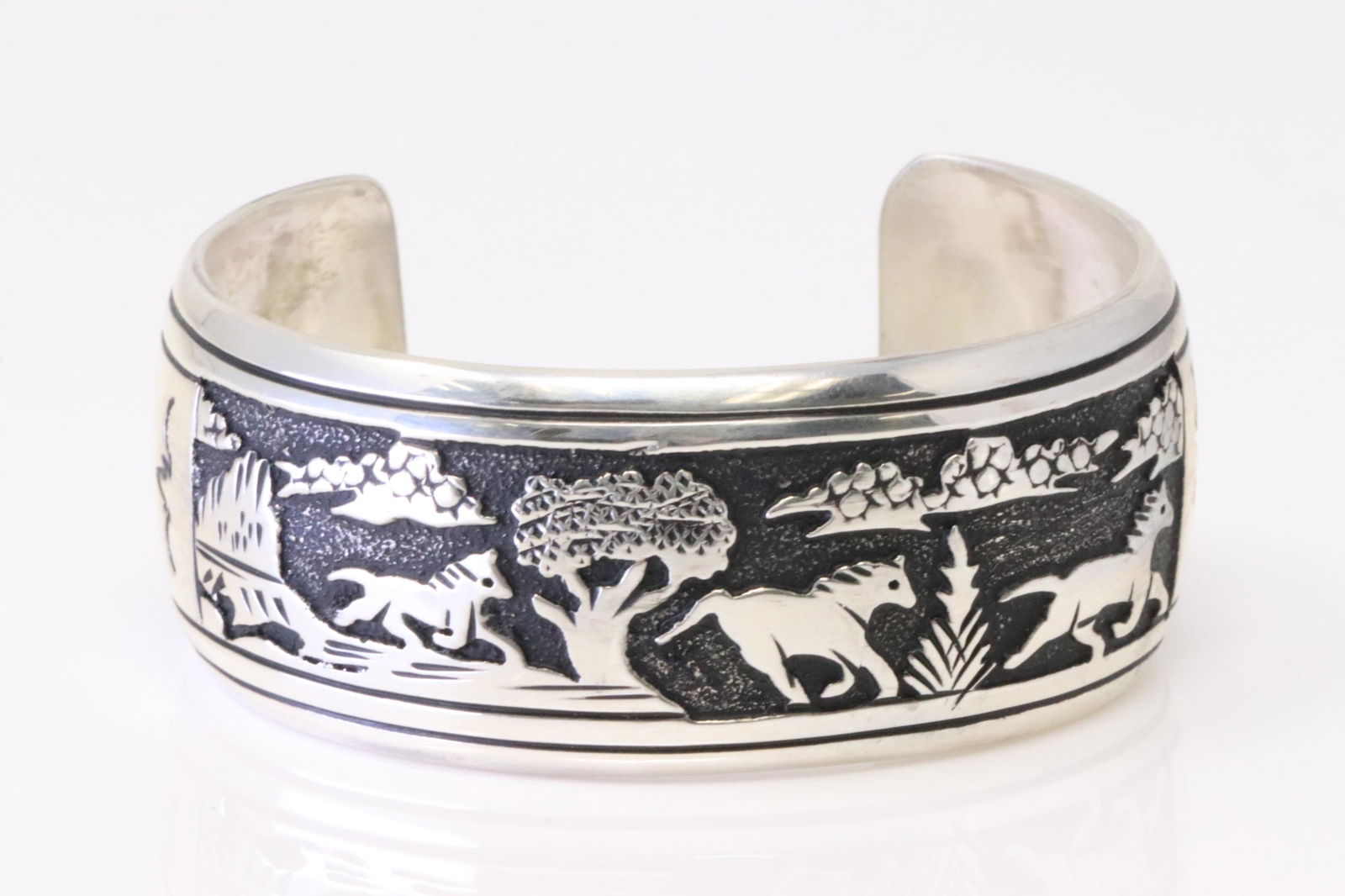 Native America Navajo Sterling Silver Horse Cuff Bracelet By T&R Singer. (1 of 4)