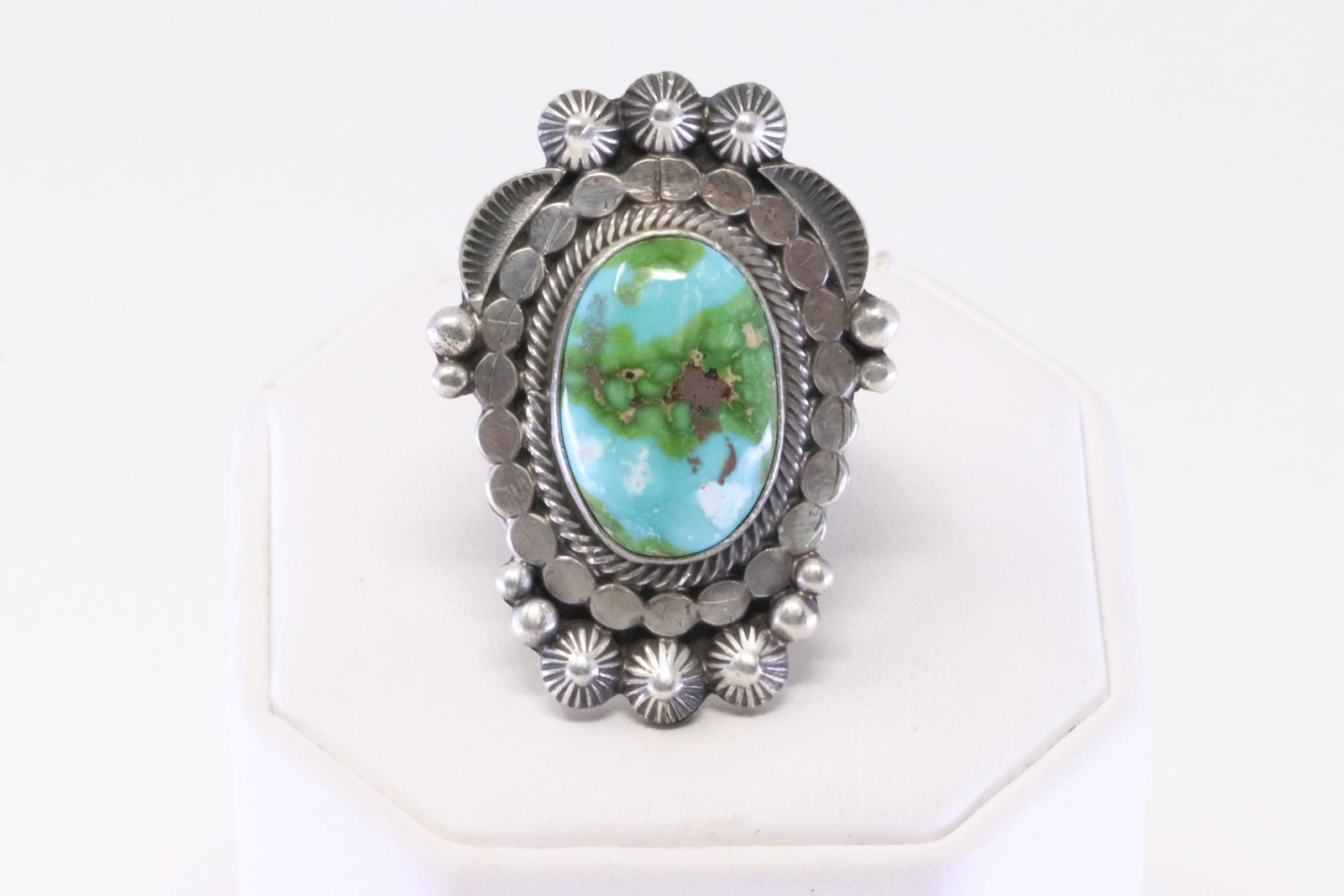 Native America Navajo Sterling Silver Sonora Gold Turquoise Ring By Tom Lewis.: This is a Native America Navajo Sterling Silver Sonora Gold Turquoise Ring By Tom Lewis. Ring size: 8.00.