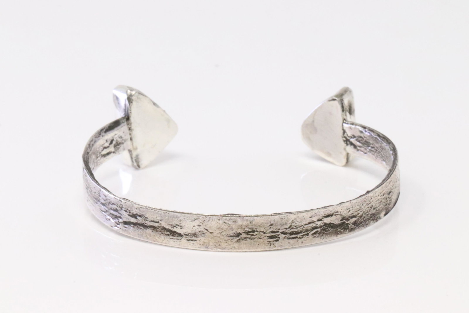 Native America Navajo Sterling Silver White Buffalo Bracelet By Jude Candelaria.: This is a Native America Navajo Sterling Silver White Buffalo Bracelet By Jude Candelaria.