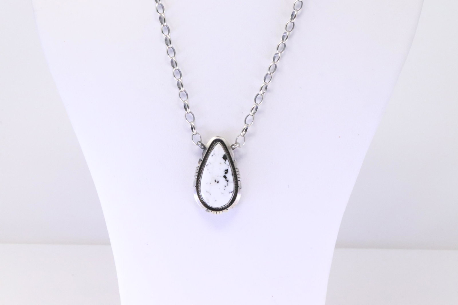 Native America Navajo Sterling Silver White Stone Necklace By Alfred Martinez.: This is a Native America Navajo Sterling Silver White Stone Necklace By Alfred Martinez. Necklace length: 18.00"