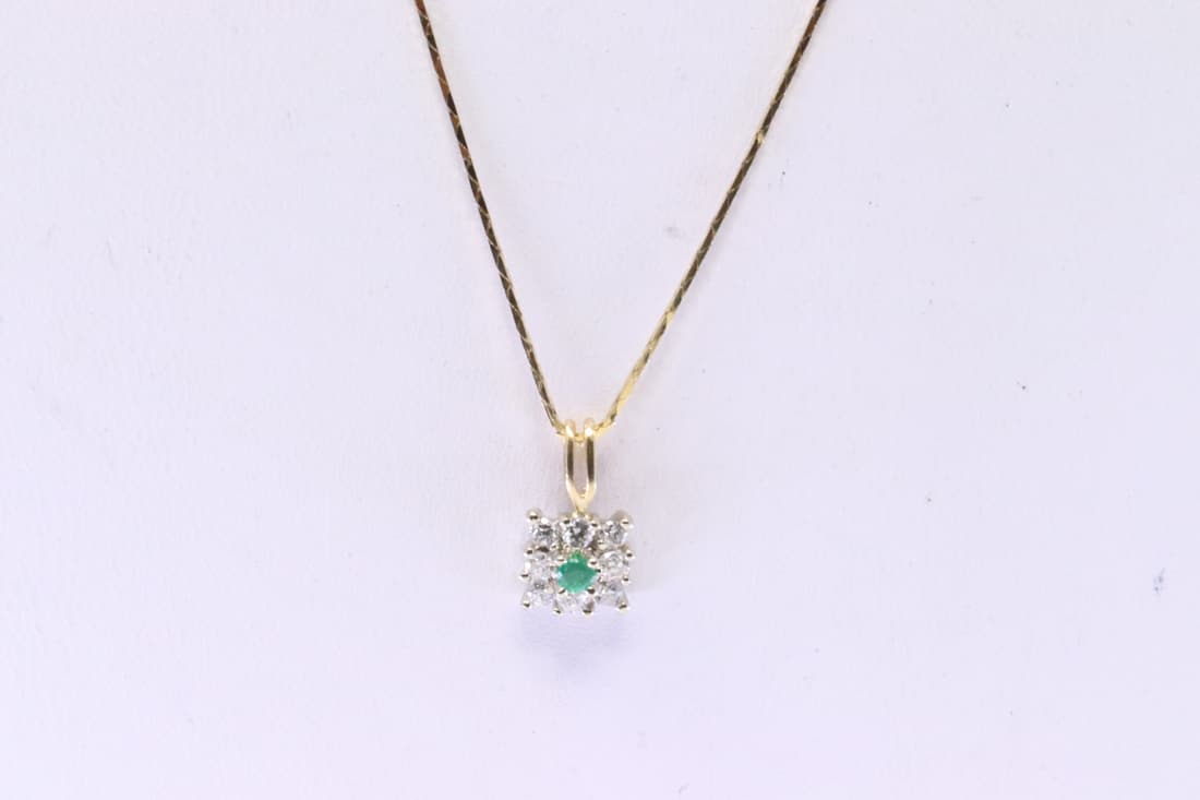 Emerald & Diamond Pendant / Necklace. (1 of 4)