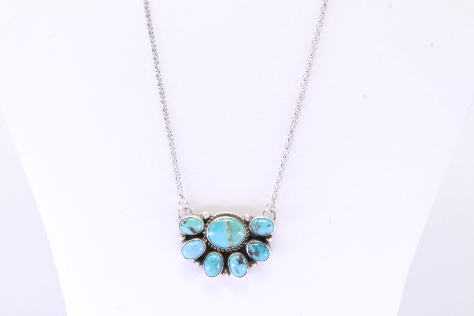 Native America Navajo Sterling Silver Kingman Turquoise Necklace By Geraldine James.: This is a Native America Navajo Sterling Silver Kingman Turquoise Necklace By Geraldine James. Necklace length: 18.00"