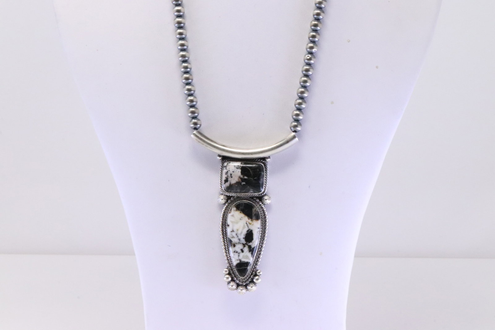 Native American Navajo Sterling Silver White Buffalo Necklace By Tom Lewis.: This is a Native American Navajo Sterling Silver White Buffalo Necklace By Tom Lewis. Necklace length: 16.00"