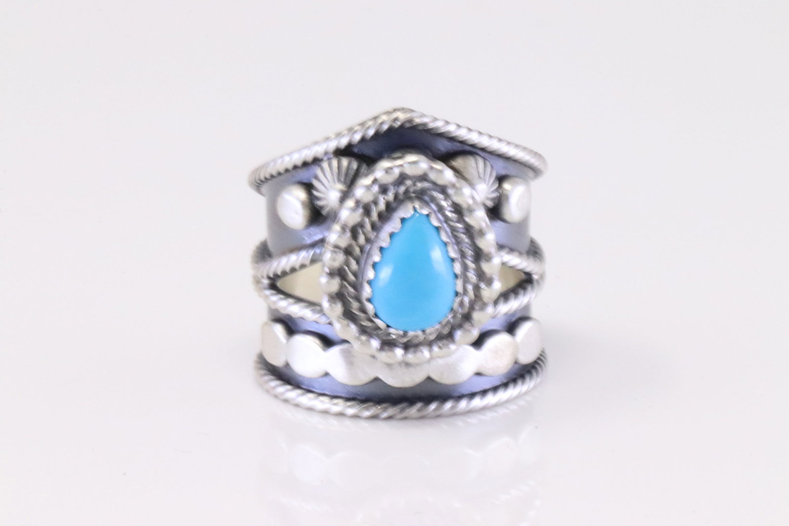 Native America Navajo Sterling Silver Turquoise Ring By Tom Lewis.: This is a Native America Navajo Sterling Silver Turquoise Ring By Tom Lewis. Ring size: 6.00.
