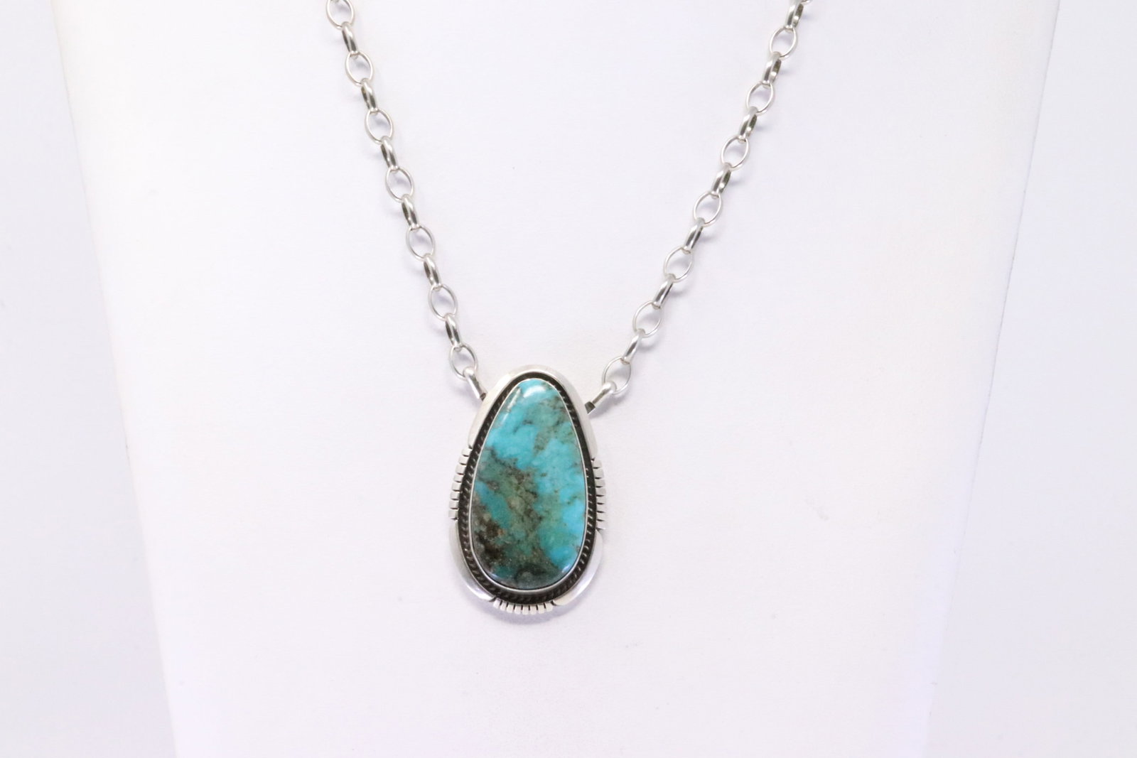 Native America Navajo Sterling Silver Kingman Turquoise Necklace By Alfred Martinez.: This is a Native America Navajo Sterling Silver Kingman Turquoise Necklace By Alfred Martinez. Necklace length: 16.00"