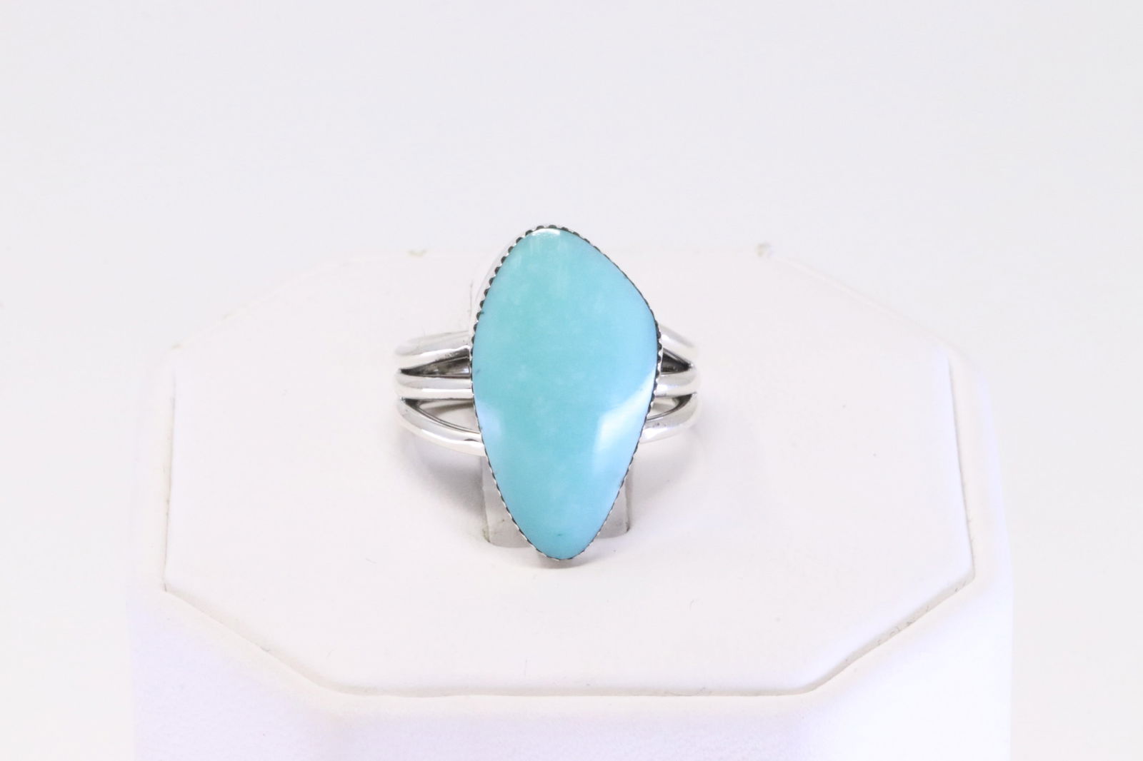 Native America Navajo Sterling Silver Turquoise Ring By Mike Smith.: This is a Native America Navajo Sterling Silver Turquoise Ring By Mike Smith. Ring size: 5.75.