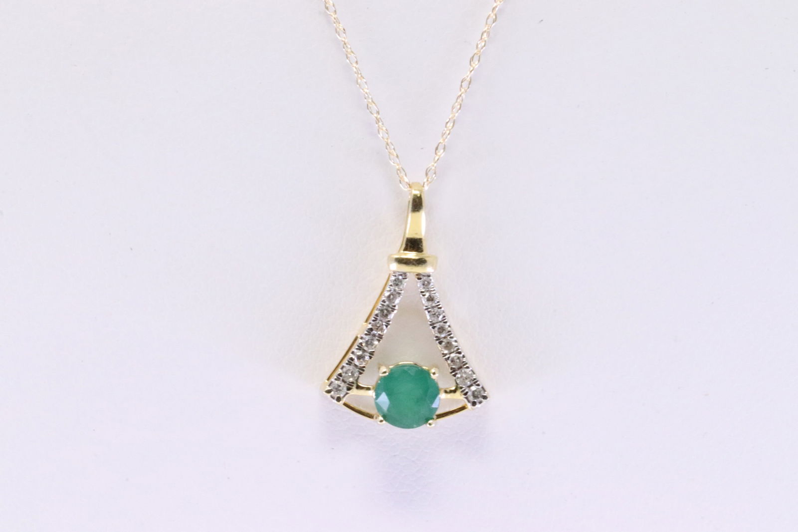 Emerald & Diamond Pendant / Necklace 10Kt. (1 of 4)