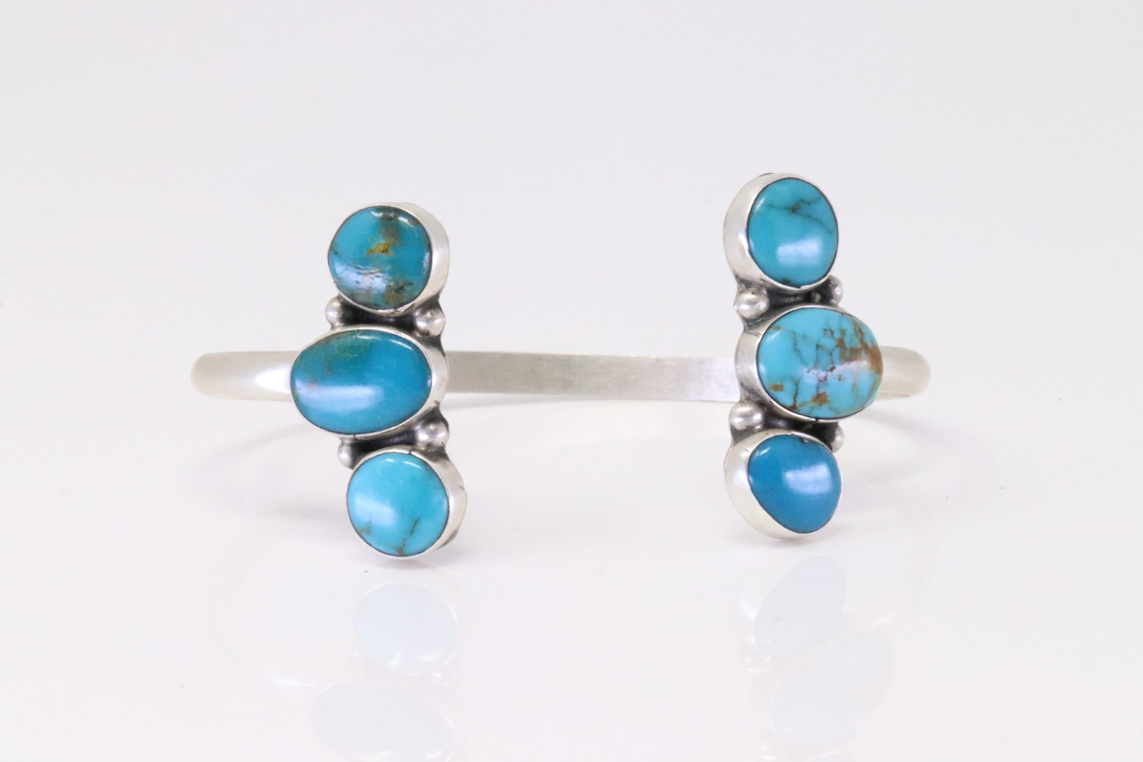 Native America Navajo Sterling Silver Kingman Turquoise Bracelet By Geraldine James.: This is a Native America Navajo Sterling Silver Kingman Turquoise Bracelet By Geraldine James.
