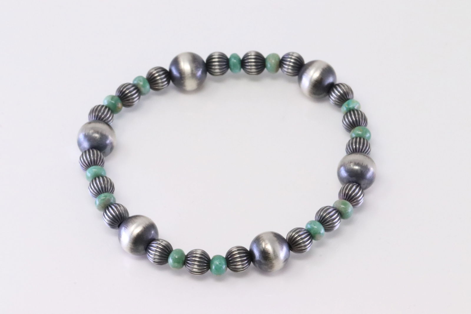 Native America Navajo Sterling Silver Turquoise / Pearl Beaded Stretch Bracelet. (1 of 4)