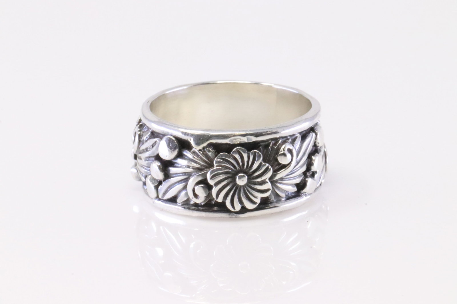 Native America Navajo Sterling Silver Floral Ring By Tom Dinetso.: This is a Native America Navajo Sterling Silver Floral Ring By Tom Dinetso. Ring size: 6.50.