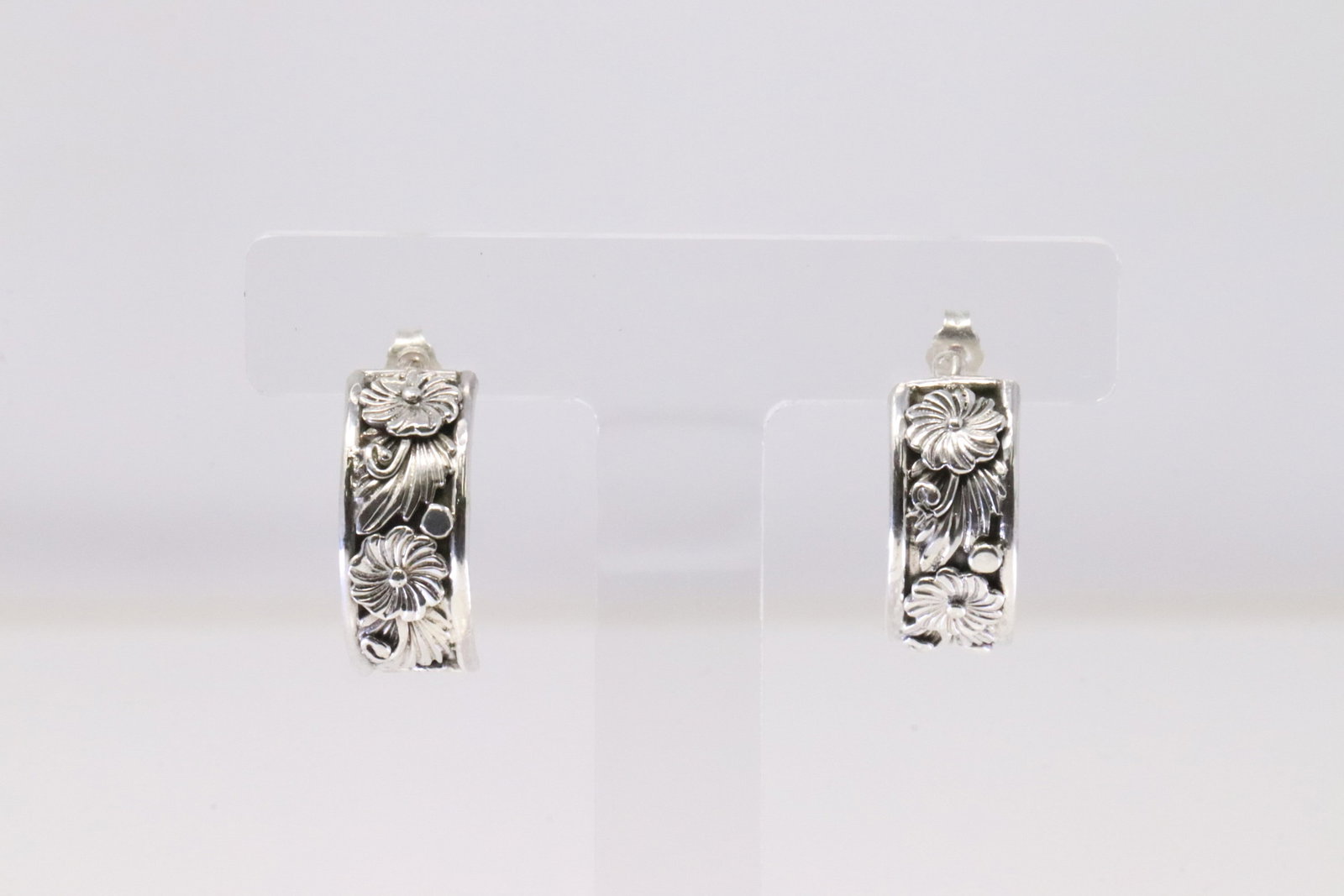 Native America Navajo Sterling Silver Floral Hoop Earring's By Tom Dinetso.: This is a Native America Navajo Sterling Silver Floral Hoop Earring's By Tom Dinetso.