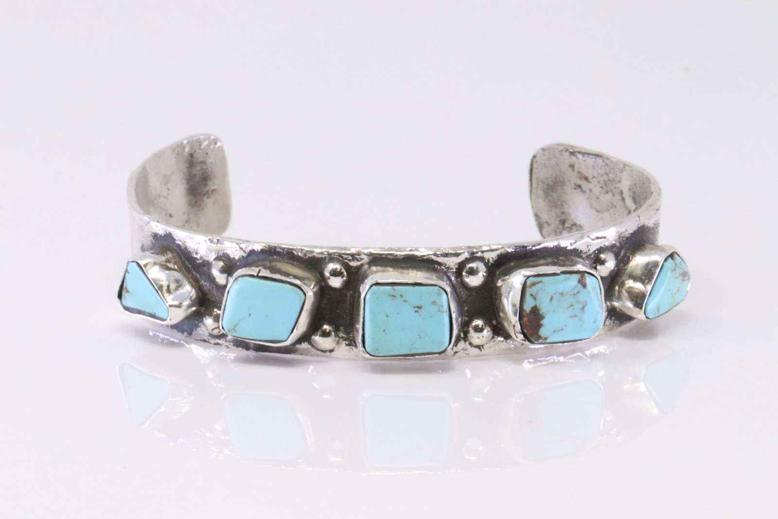 Native America Zuni Sterling Silver Kingman Turquoise Bracelet By Jude Candelaria.: This is a Native America Zuni Sterling Silver Kingman Turquoise Bracelet By Jude Candelaria.