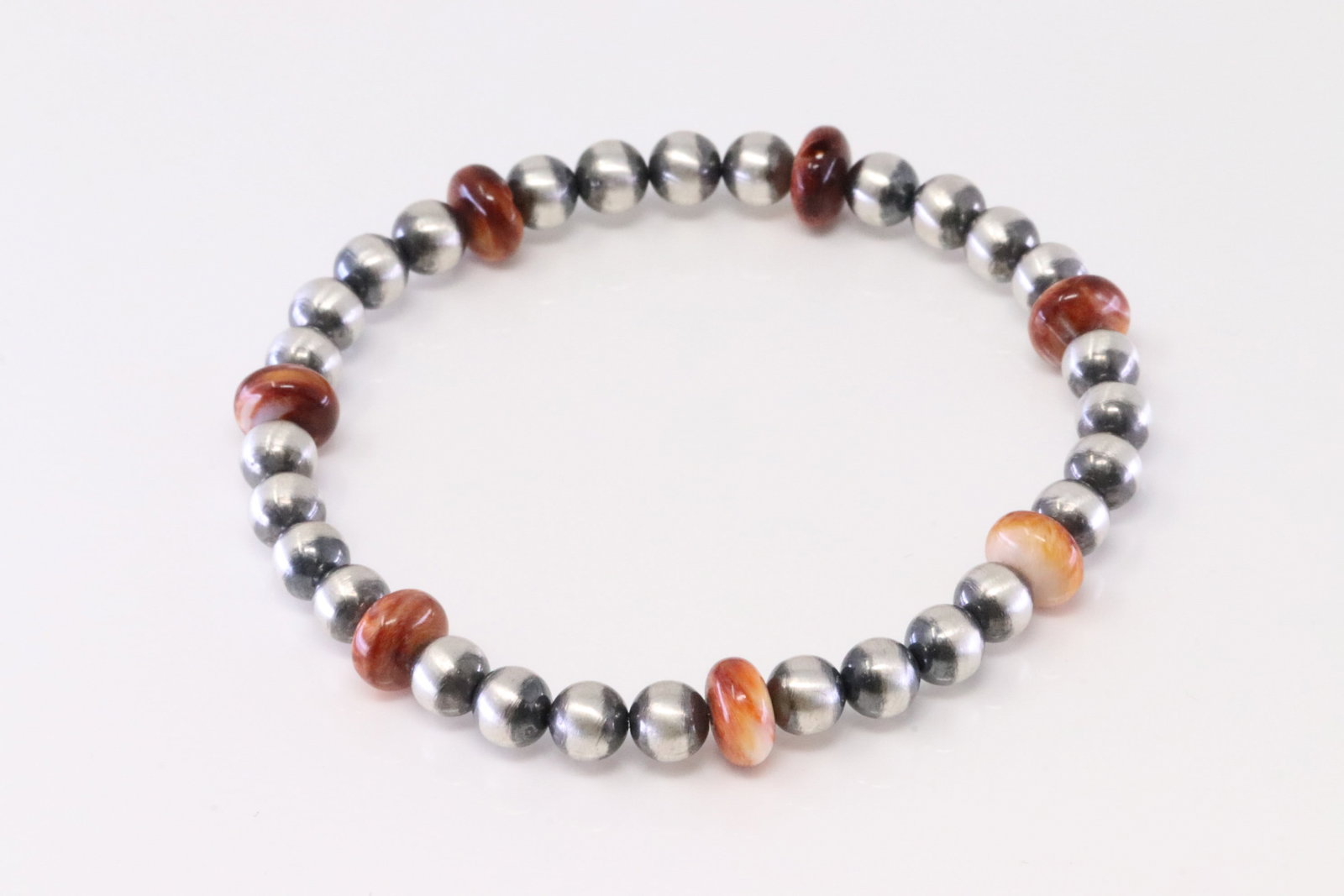 Native American Navajo Sterling Silver Spiny Osyer / Pearl Beaded Stretch Bracelet.: This is a Native American Navajo Sterling Silver Spiny Osyer / Pearl Beaded Stretch Bracelet.