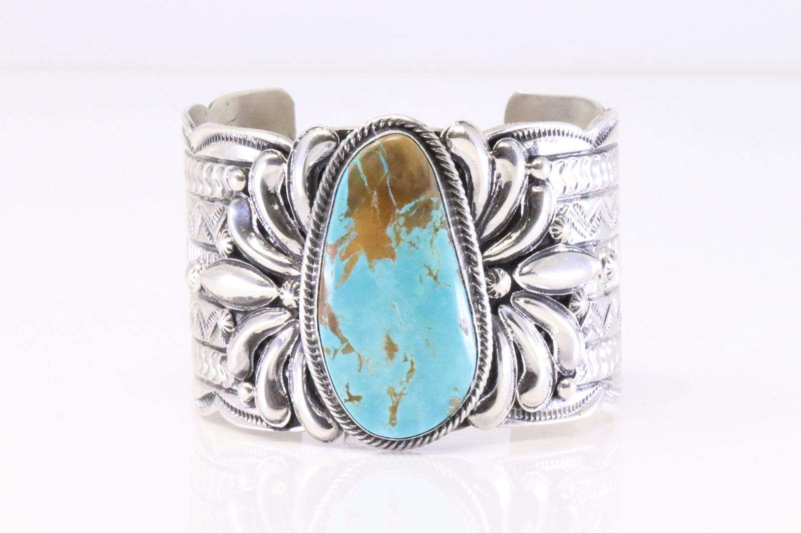 Native America Navajo Sterling Silver Kingman Turquoise Bracelet Cuff By John.: This si a Native America Navajo Sterling Silver Kingman Turquoise Bracelet Cuff By John.
