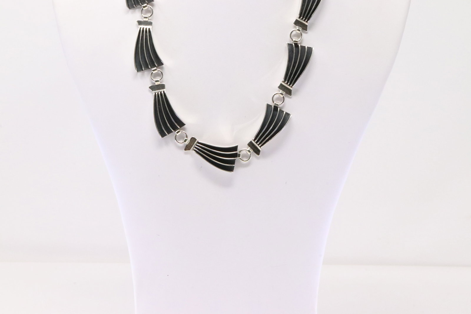 Native America Navajo Sterling Silver Contemporary Necklace By James Bahe.: This is a Native America Navajo Sterling Silver Contemporary Necklace By James Bahe. Necklace length: 18.00"