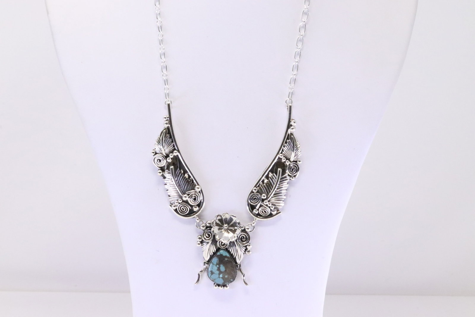 Native America Navajo Sterling Silver Turquoise Necklace Leaf Cuff By Gilbert Smith.: This is a Native America Navajo Sterling Silver Turquoise Necklace Leaf Cuff By Gilbert Smith. Necklace length: 20.00"