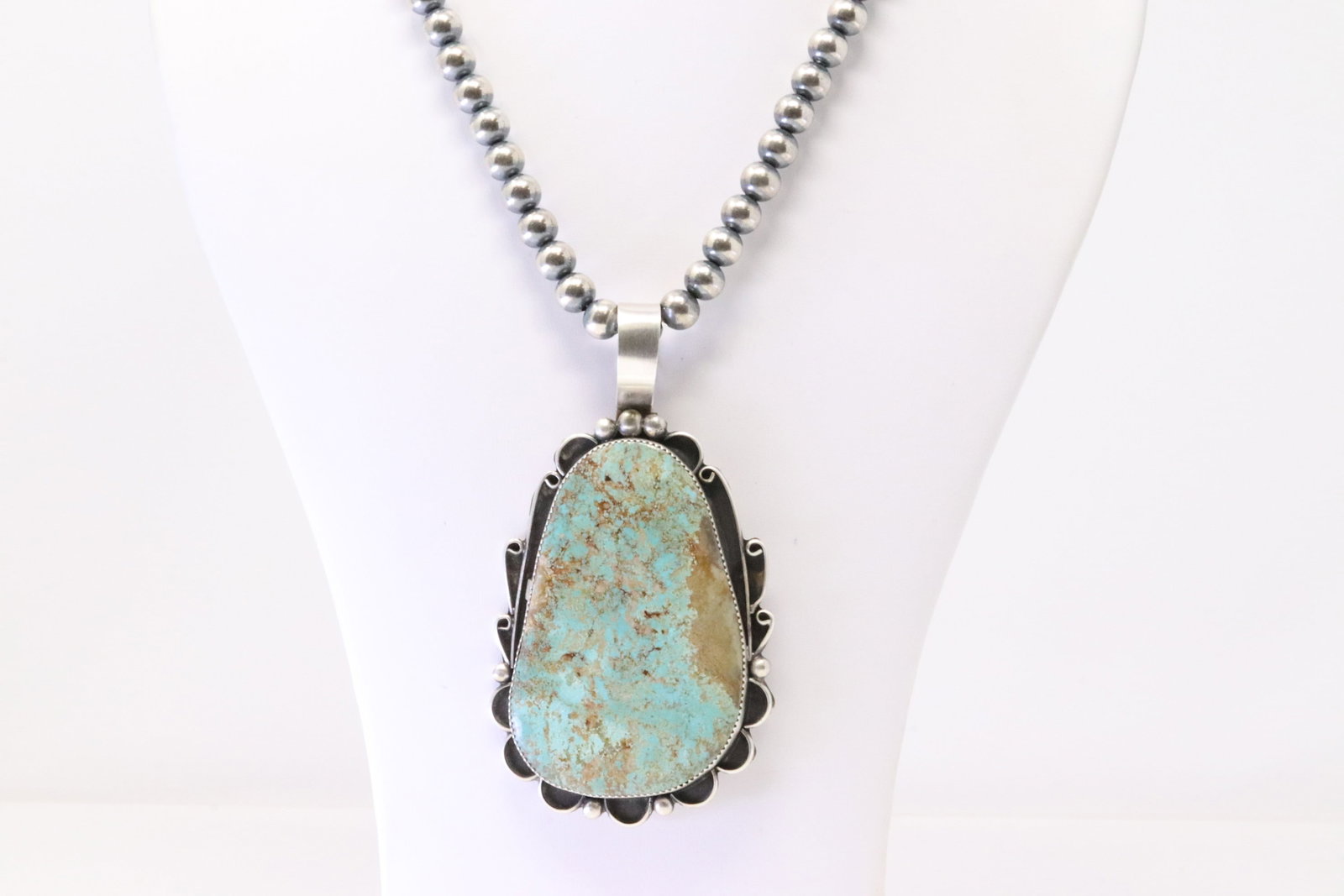 Native America Navajo Sterling Silver Kingman Turquoise Necklace By William Johnson.: This is a Native America Navajo Sterling Silver Kingman Turquoise Necklace By William Johnson. Necklace length: 18.00"