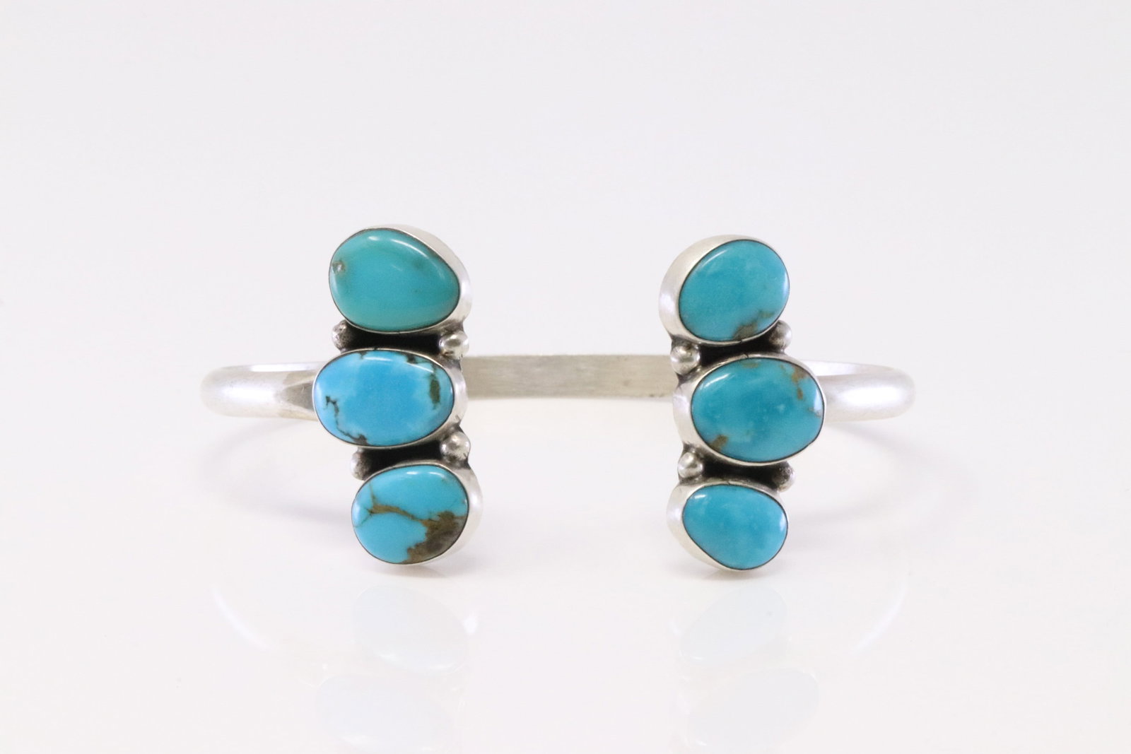 Native America Navajo Sterling Silver Kingman Turquoise Bracelet By Geraldine James.: This is a Native America Navajo Sterling Silver Kingman Turquoise Bracelet By Geraldine James.