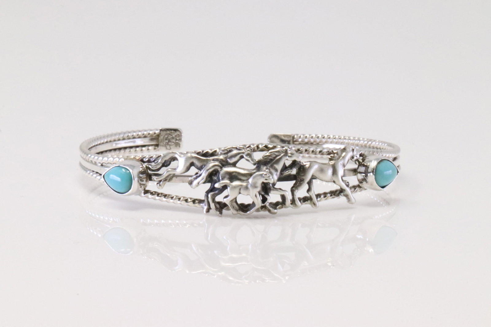 Native America Navajo Sterling Silver Horse Bracelet Cuff By Bobby Platero.: This is a Native America Navajo Sterling Silver Horse Bracelet Cuff By Bobby Platero.