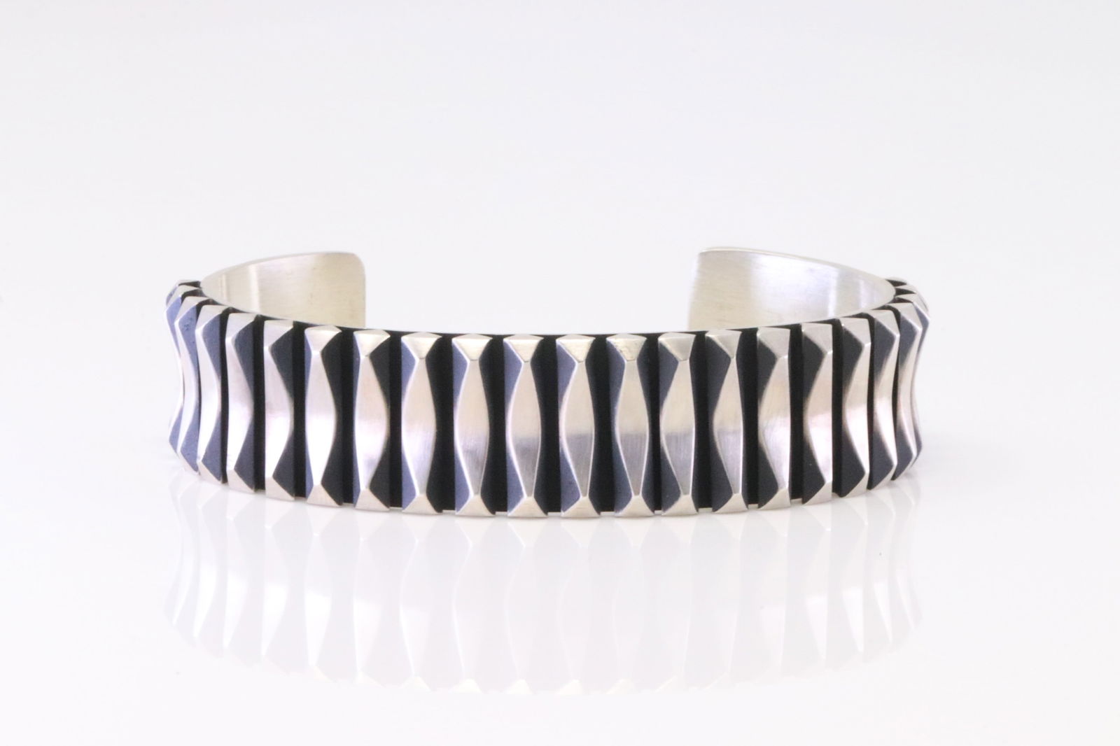 Native American Navajo Sterling Silver Bracelet Cuff By L.Tahe. (1 of 4)