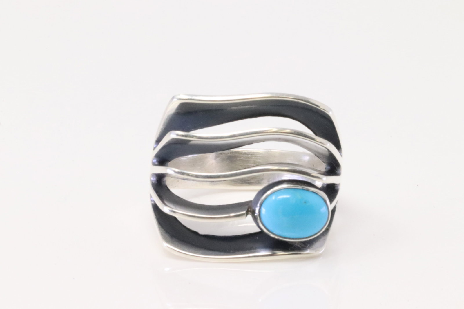 Native America Navajo Sterling Silver Turquoise Ring By James Bahe.: This is a Native America Navajo Sterling Silver Turquoise Ring By James Bahe. Ring size: 7.00.