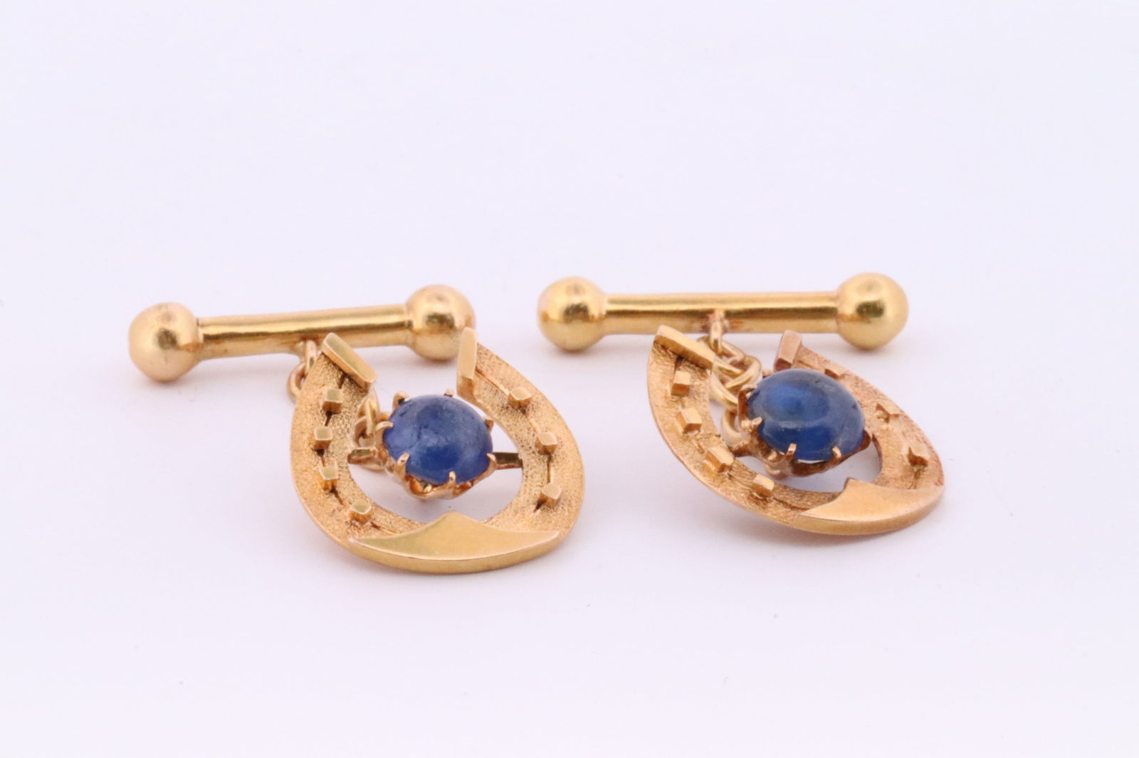 Horse-Shoe Cabochon Sapphire Cufflinks 18Kt. (1 of 4)