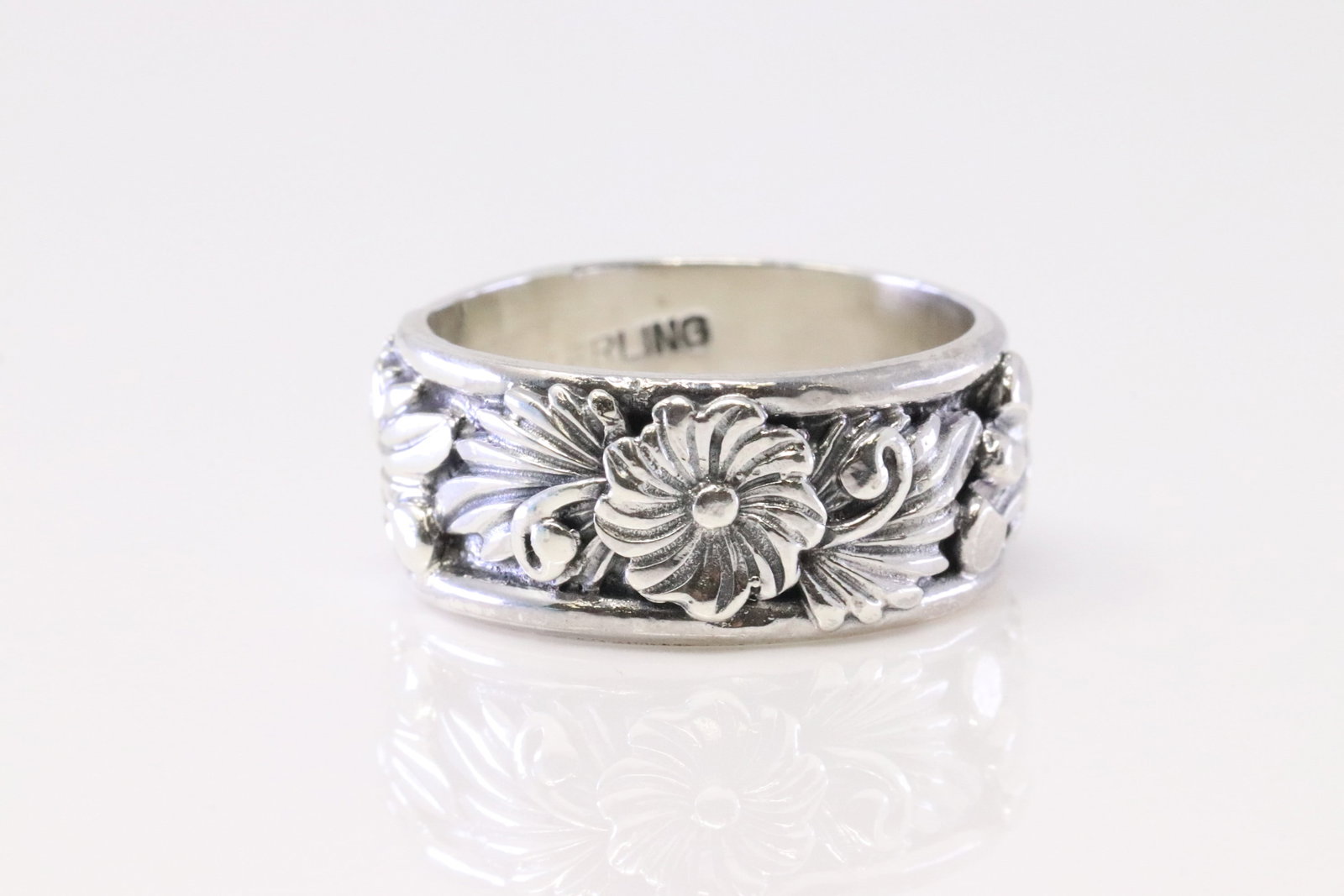 Native America Navajo Sterling Silver Floral Ring By Tom Dinetso.: This is a Native America Navajo Sterling Silver Floral Ring By Tom Dinetso. Ring size: 6.50.