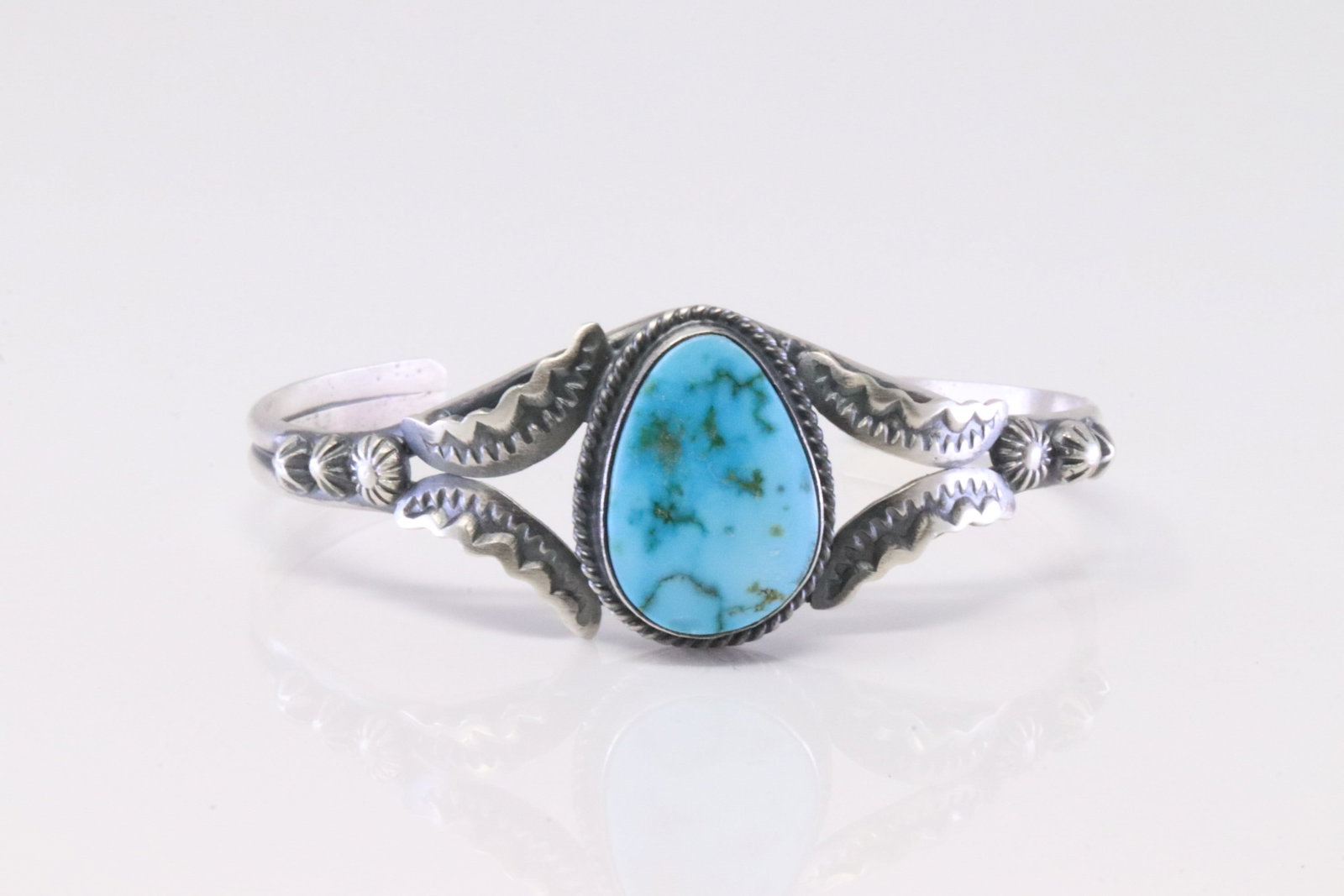 Native America Navajo Sterling Silver Kingman Turquoise Bracelet Cuff By Gilbert Tom.: This is a Native America Navajo Sterling Silver Kingman Turquoise Bracelet Cuff By Gilbert Tom.