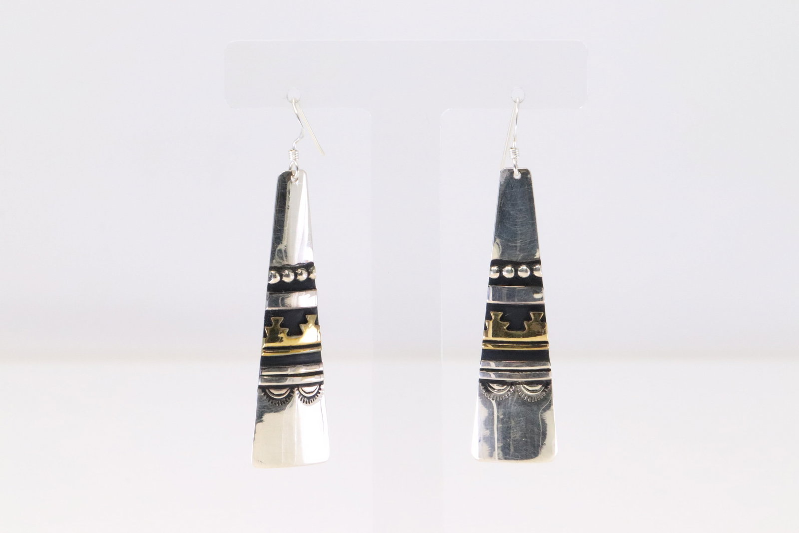 Native American Navajo Sterling Silver Desing Dangling Earring's By T&R Singer.: This is a Native American Navajo Sterling Silver Desing Dangling Earring's By T&R Singer.