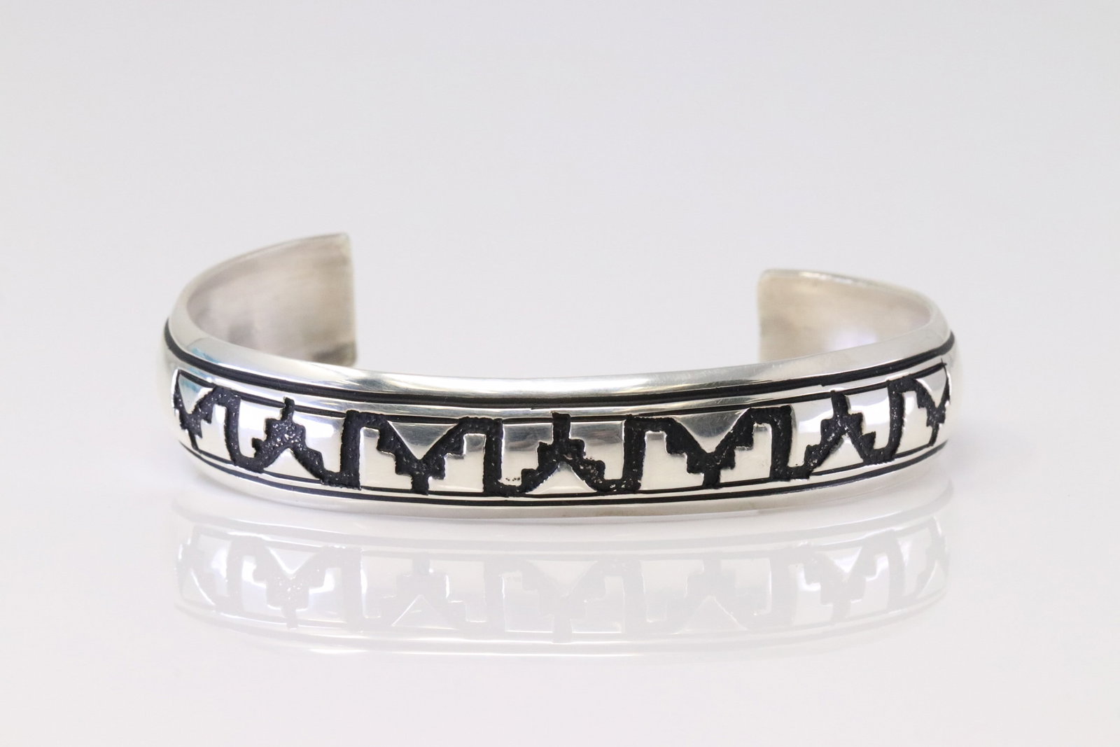 Native American Navajo Sterling Silver Bracelet Cuff By T&R Singer.: This is a Native American Navajo Sterling Silver Bracelet Cuff By T&R Singer.