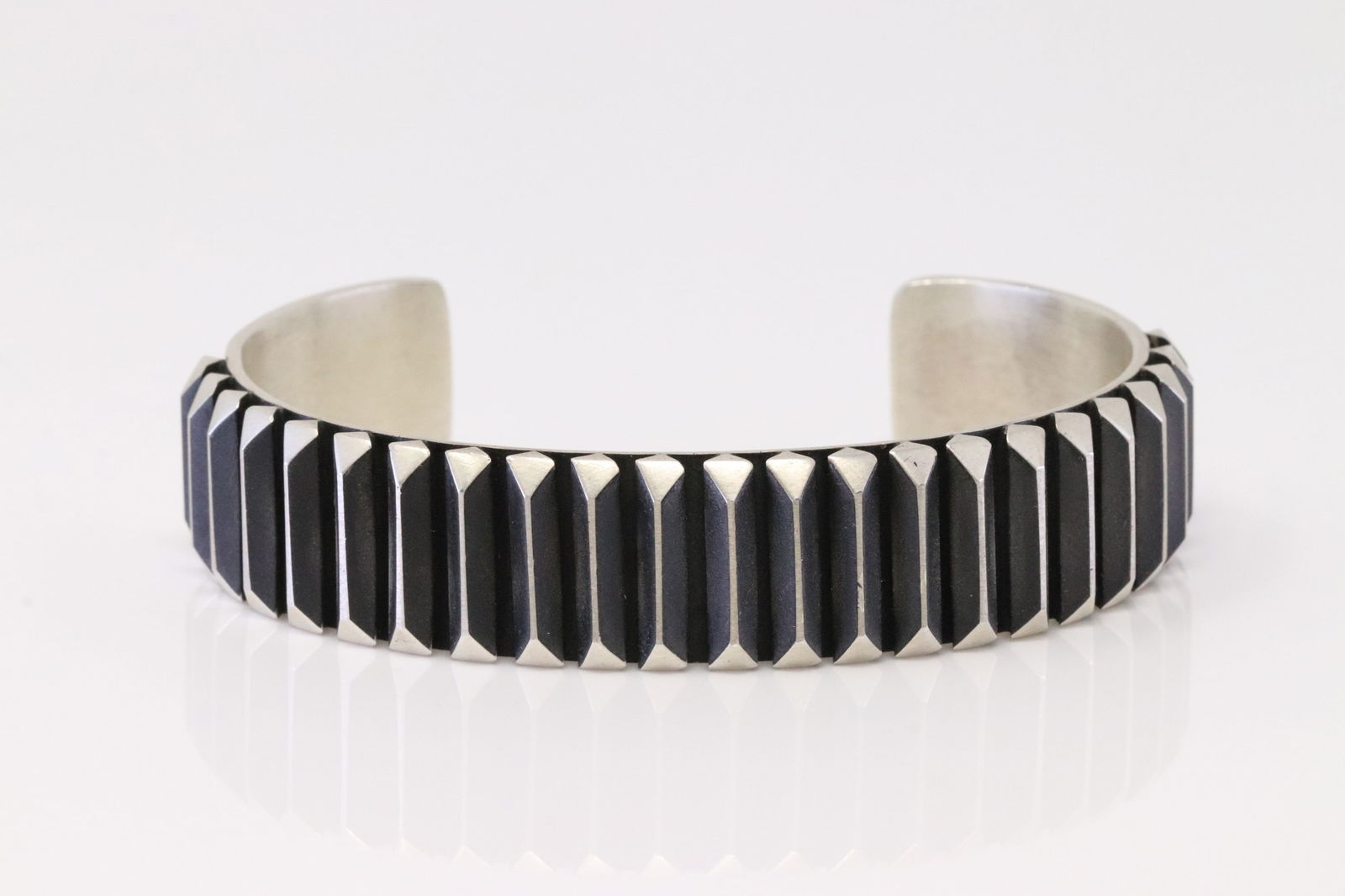 Native America Navajo Sterling Silver Bracelet Cuff By L.Tahe. (1 of 4)