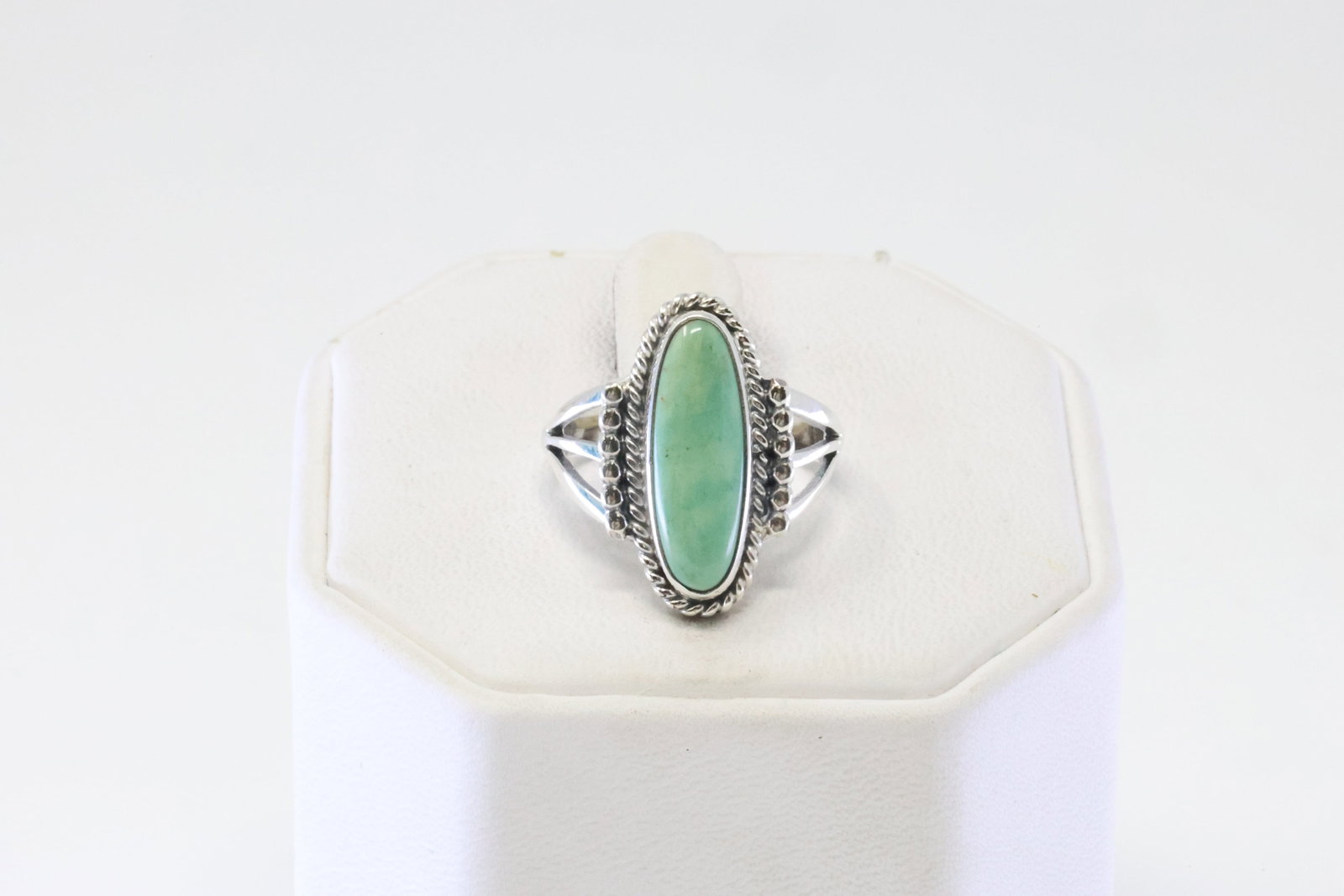Native America Navajo Sterling Silver Turquoise Ring By Samuel Yellowhair.: This is a Native America Navajo Sterling Silver Turquoise Ring By Samuel Yellowhair. Ring size: 6.50.