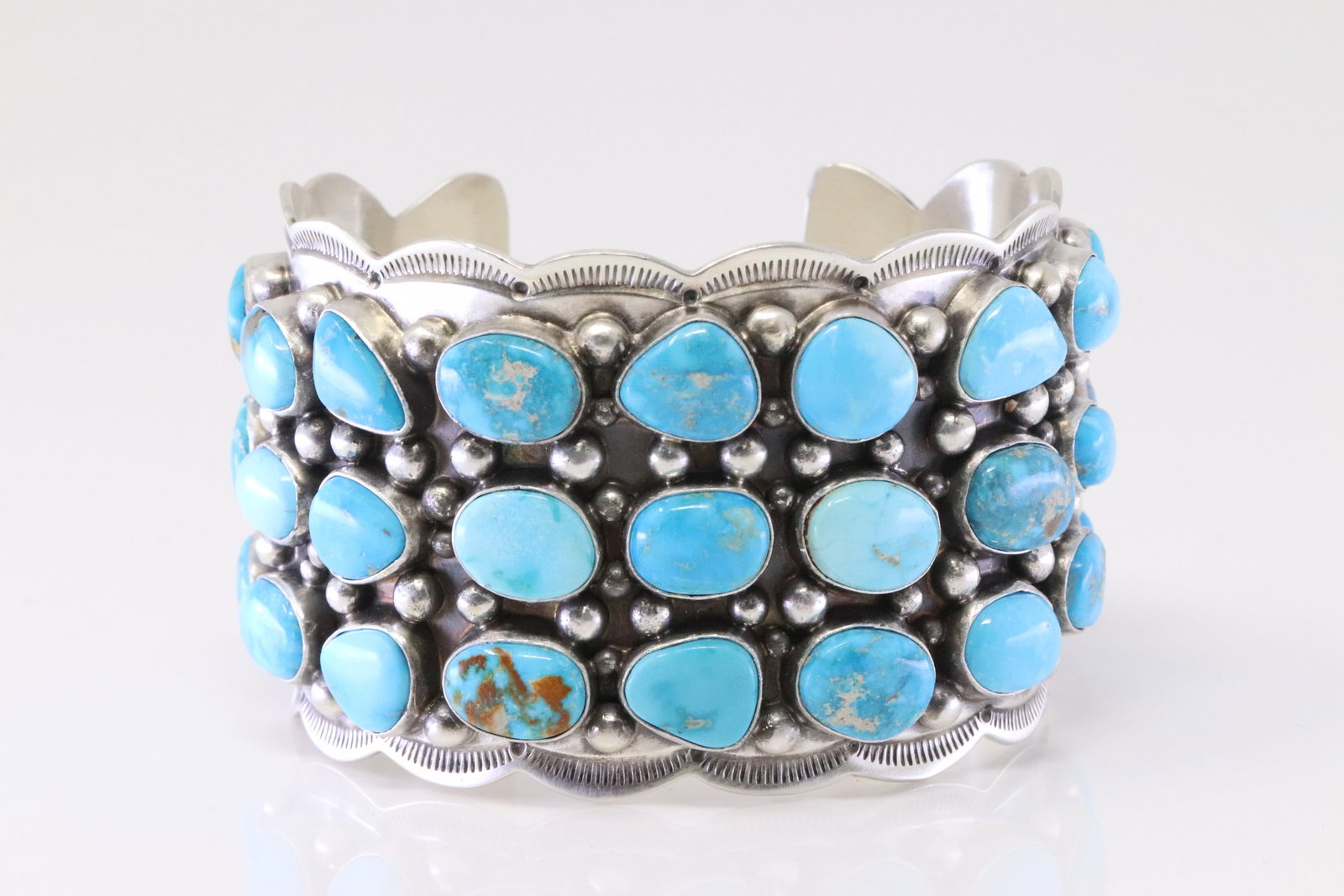 Native America Navajo Sterling Silver Kingman Turquoise Bracelet Cuff By Tom Lewis.: This is a Native America Navajo Sterling Silver Kingman Turquoise Bracelet Cuff By Tom Lewis. Total weight: 99.80 Grams.