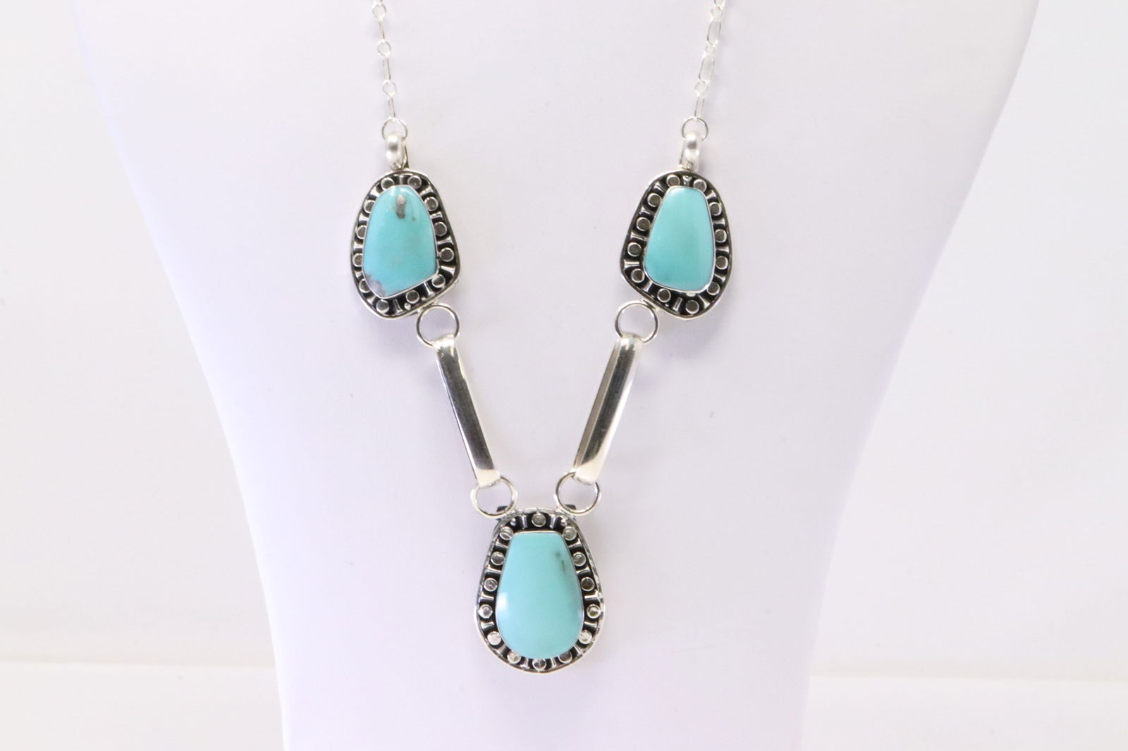 Native America Navajo Sterling Silver Turquoise Necklace By Mike Smith.: This is a Native America Navajo Sterling Silver Turquoise Necklace By Mike Smith. Necklace length: 20.00"