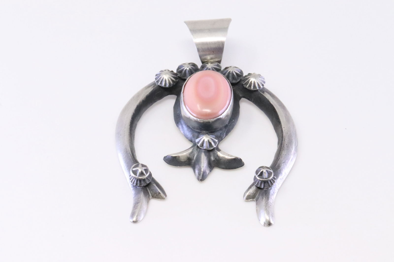 Native America Navajo Sterling Silver Pink Shell Concho Naja Pendant. (1 of 3)