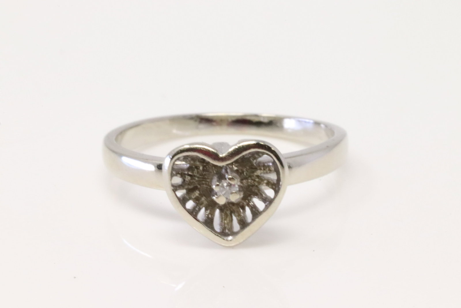 Yellow Gold Garnet / Diamond Ring.: Ladies Yellow Gold Garnet / Diamond Ring. Ring has one Garnet on the center with 4 round Diamonds. Ring size: 7.25. Total weight: 2.07 Grams.