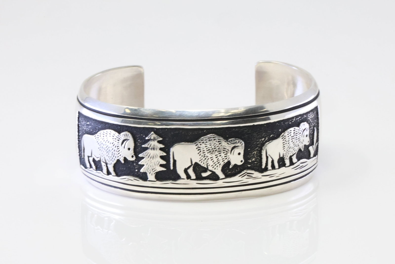 Native America Navajo Sterling Silver Buffalo Bracelet Cuff By T&R Singer.: This is a Native America Navajo Sterling Silver Buffalo Bracelet Cuff By T&R Singer.
